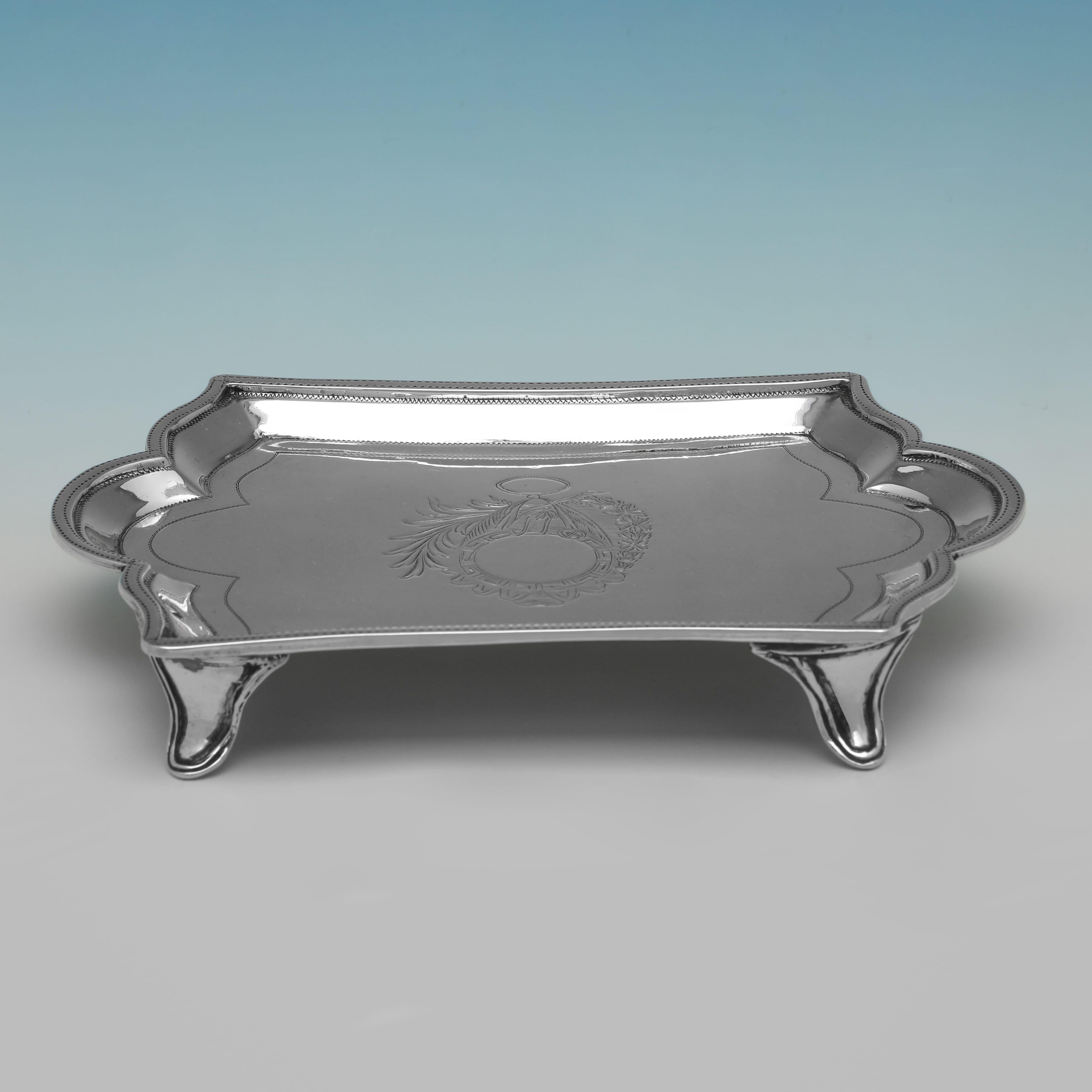 Poinçonné à Londres en 1795 par George Burrows, ce beau support de théière en argent sterling d'époque George III est de forme quadrilobée et présente des détails gravés sur le pourtour, ainsi qu'un cartouche vacant au centre. Le support de théière