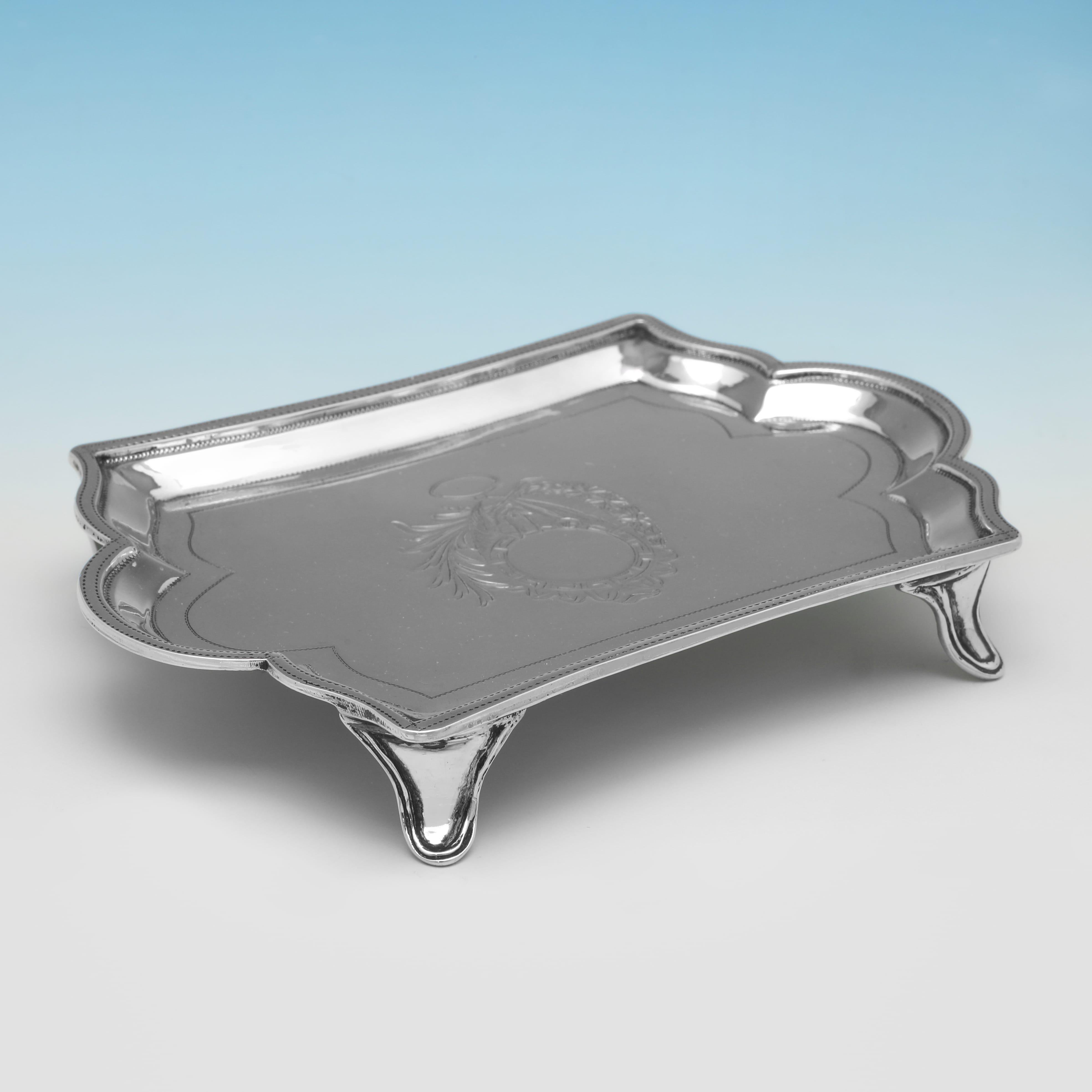 Néoclassique Stand de théière néoclassique en argent sterling fabriqué à Londres en 1795 en vente