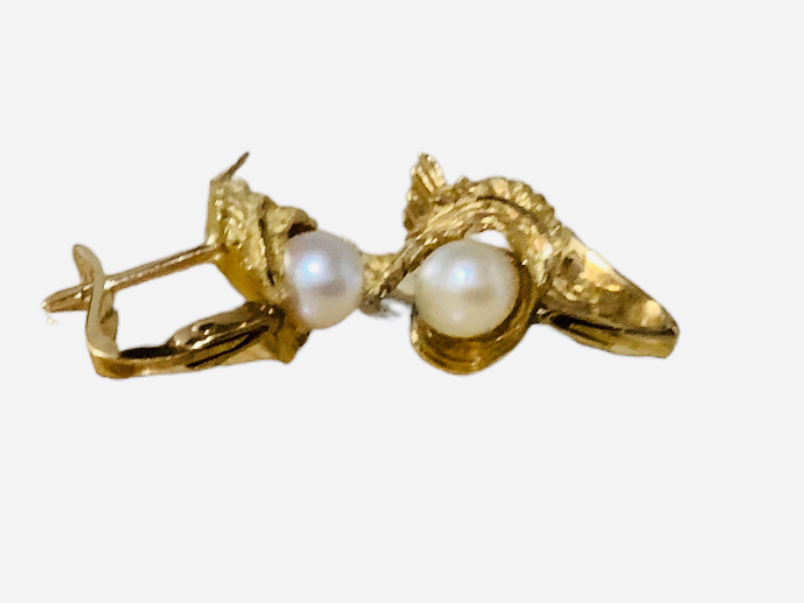 Women's Neoclassical Style 14k Yellow Gold and Single Pearl Pair of Small Earrings For Sale