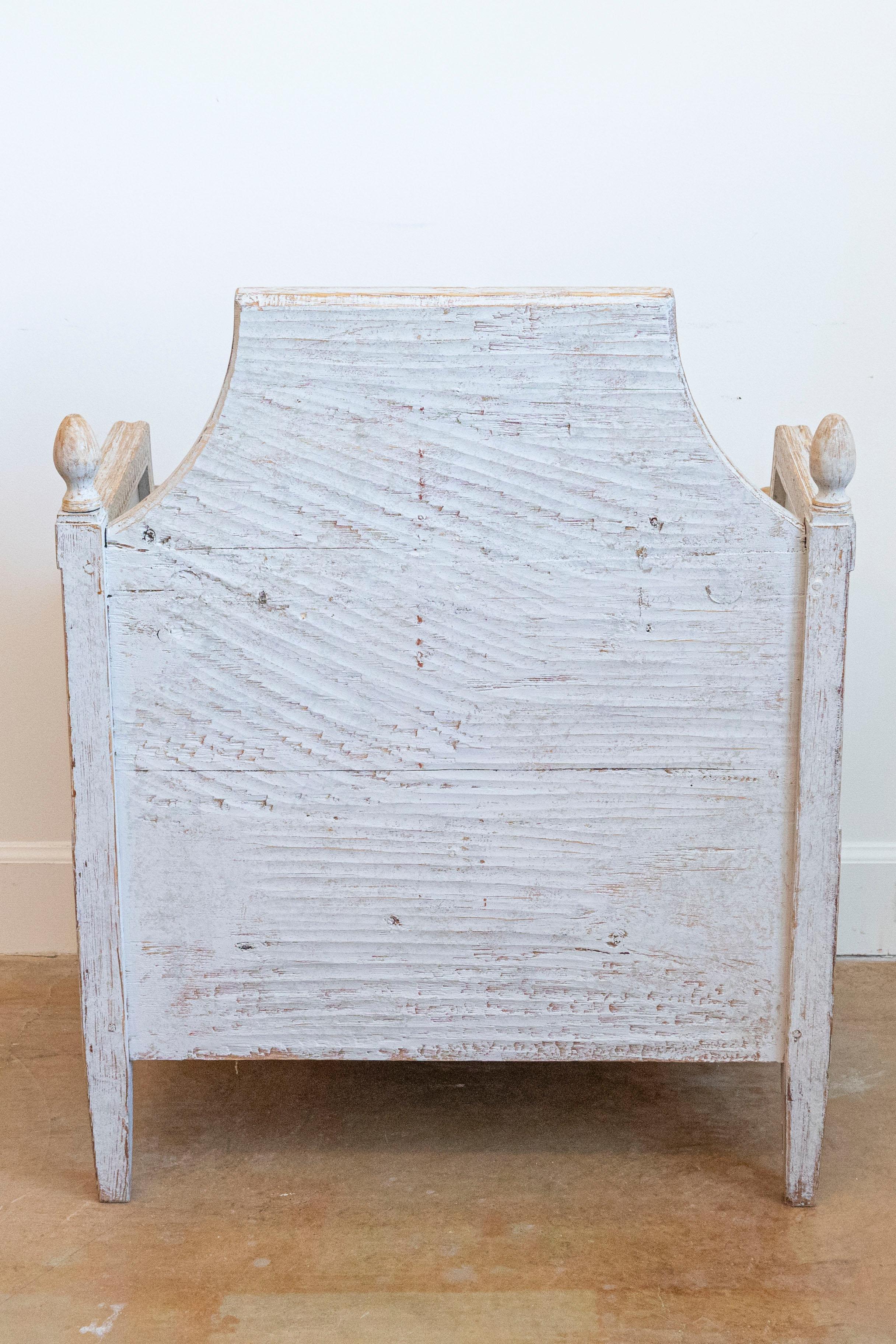 Paire de fauteuils de style néoclassique des années 1850 peints en gris et sculptés avec guirlandes en vente 2