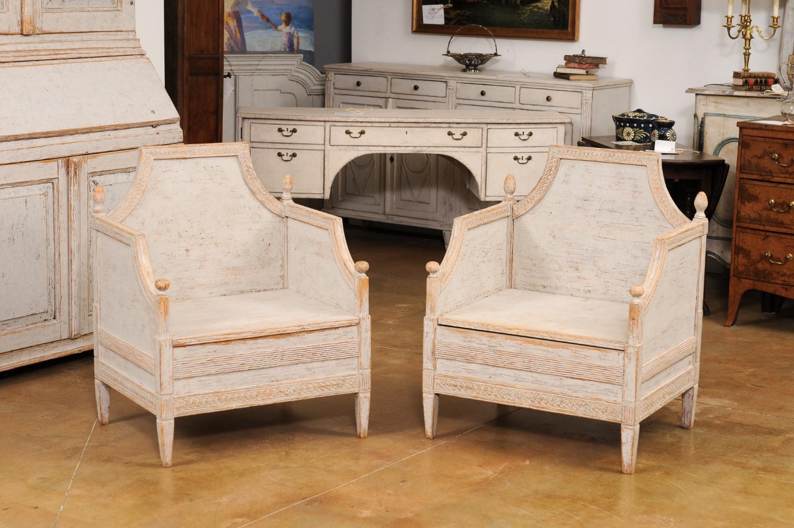 Paire de fauteuils de style néoclassique des années 1850 peints en gris et sculptés avec guirlandes en vente 3