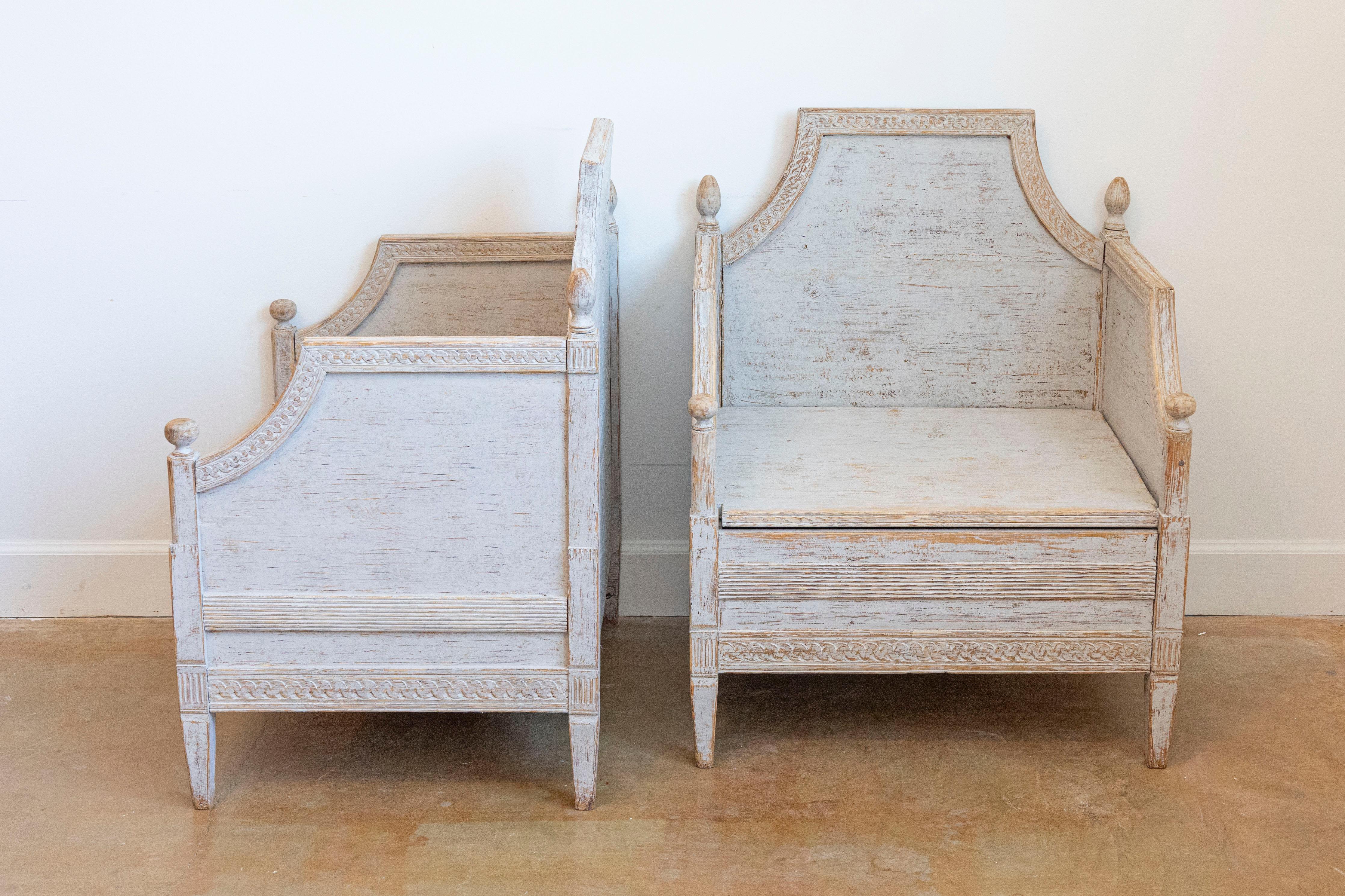 Néoclassique Paire de fauteuils de style néoclassique des années 1850 peints en gris et sculptés avec guirlandes en vente