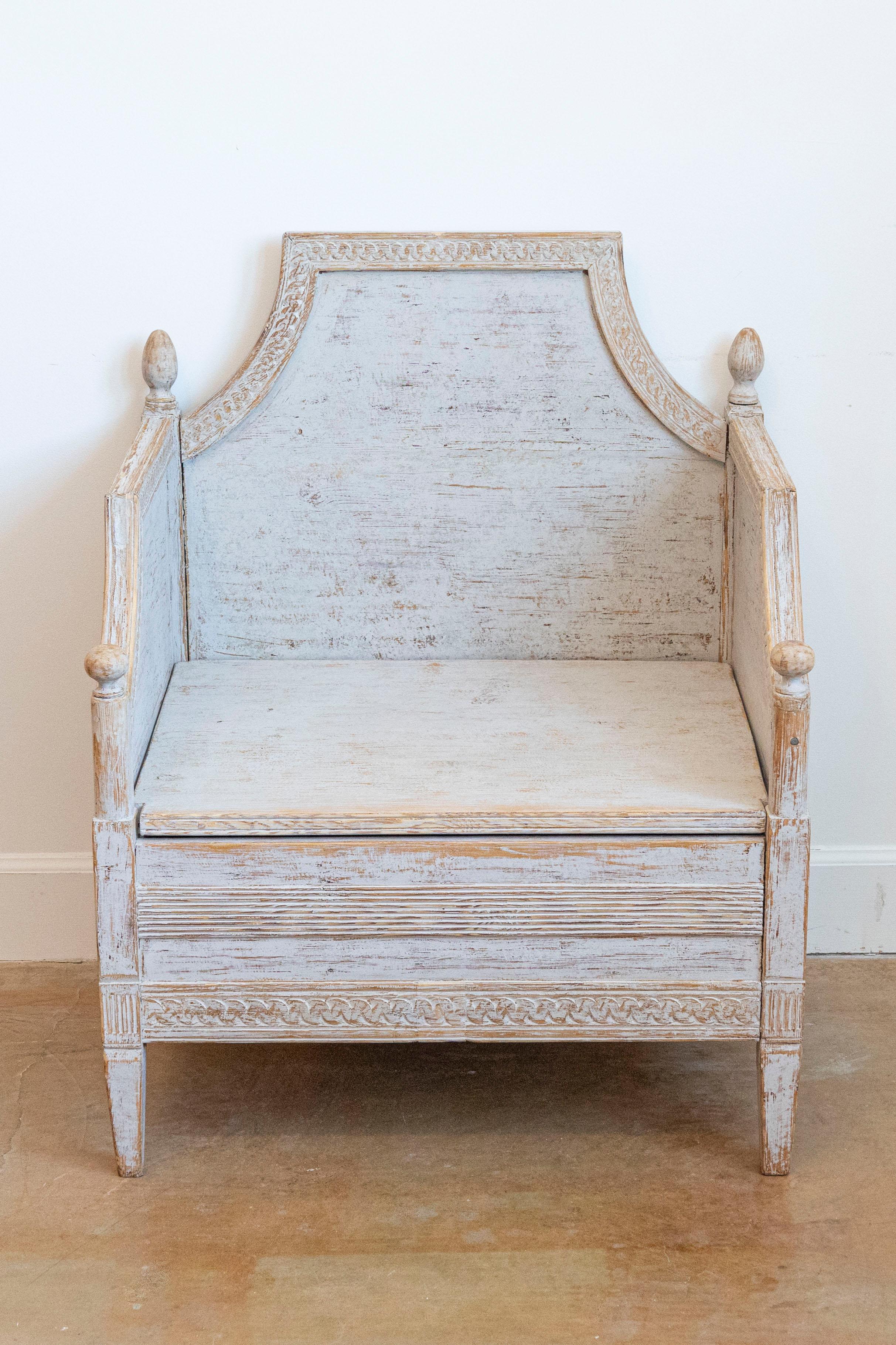 Suédois Paire de fauteuils de style néoclassique des années 1850 peints en gris et sculptés avec guirlandes en vente