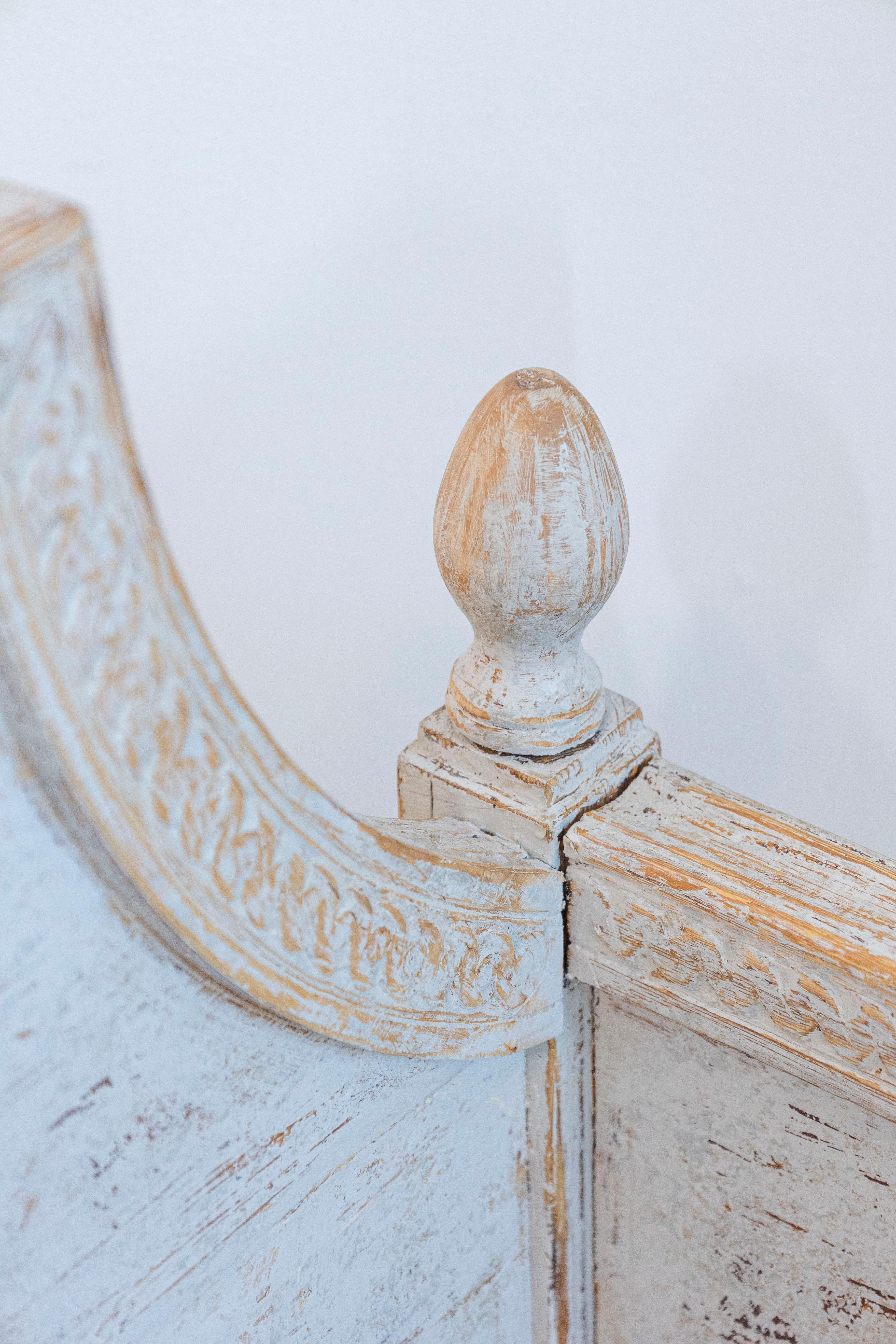 Sculpté Paire de fauteuils de style néoclassique des années 1850 peints en gris et sculptés avec guirlandes en vente