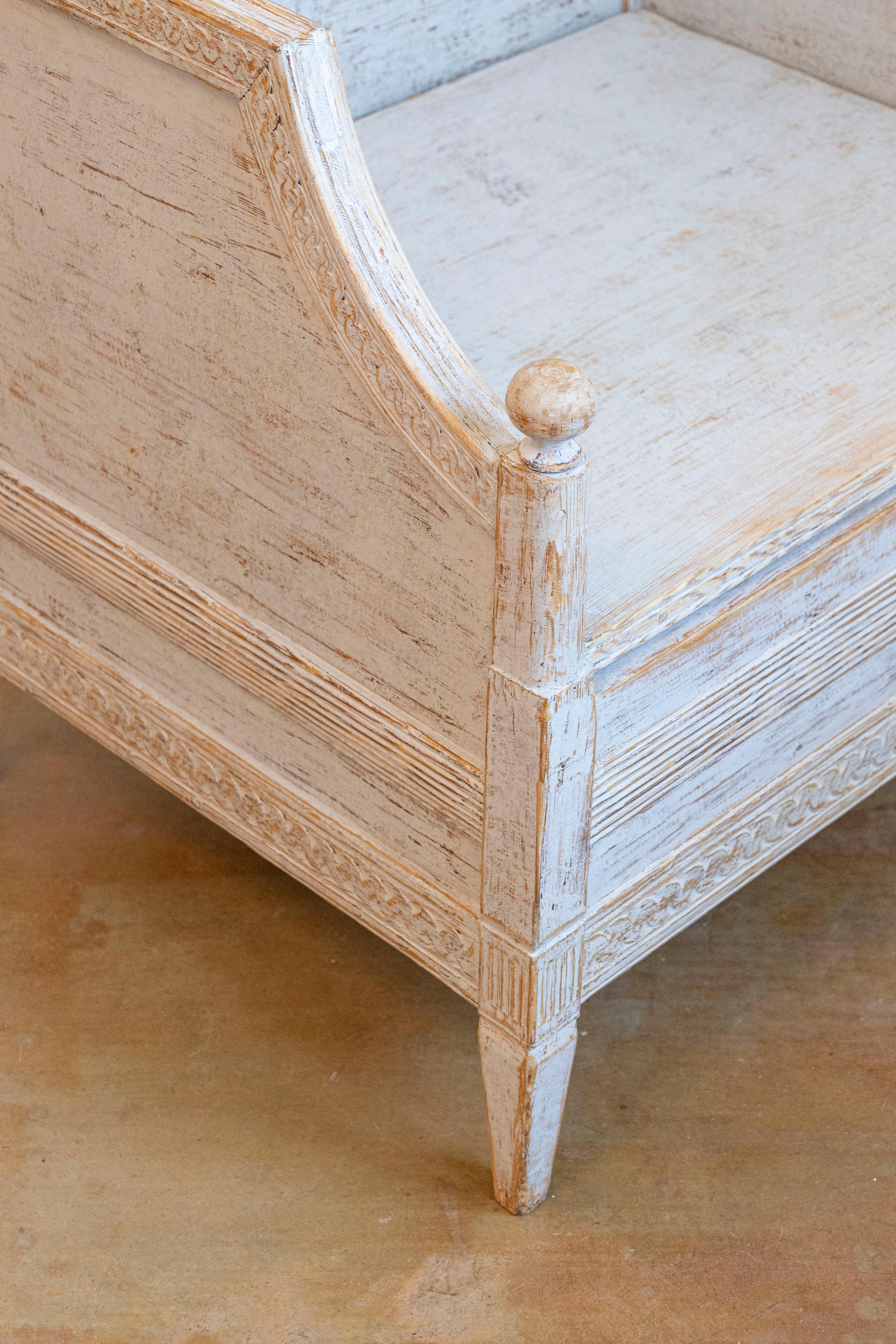 Paire de fauteuils de style néoclassique des années 1850 peints en gris et sculptés avec guirlandes Bon état - En vente à Atlanta, GA