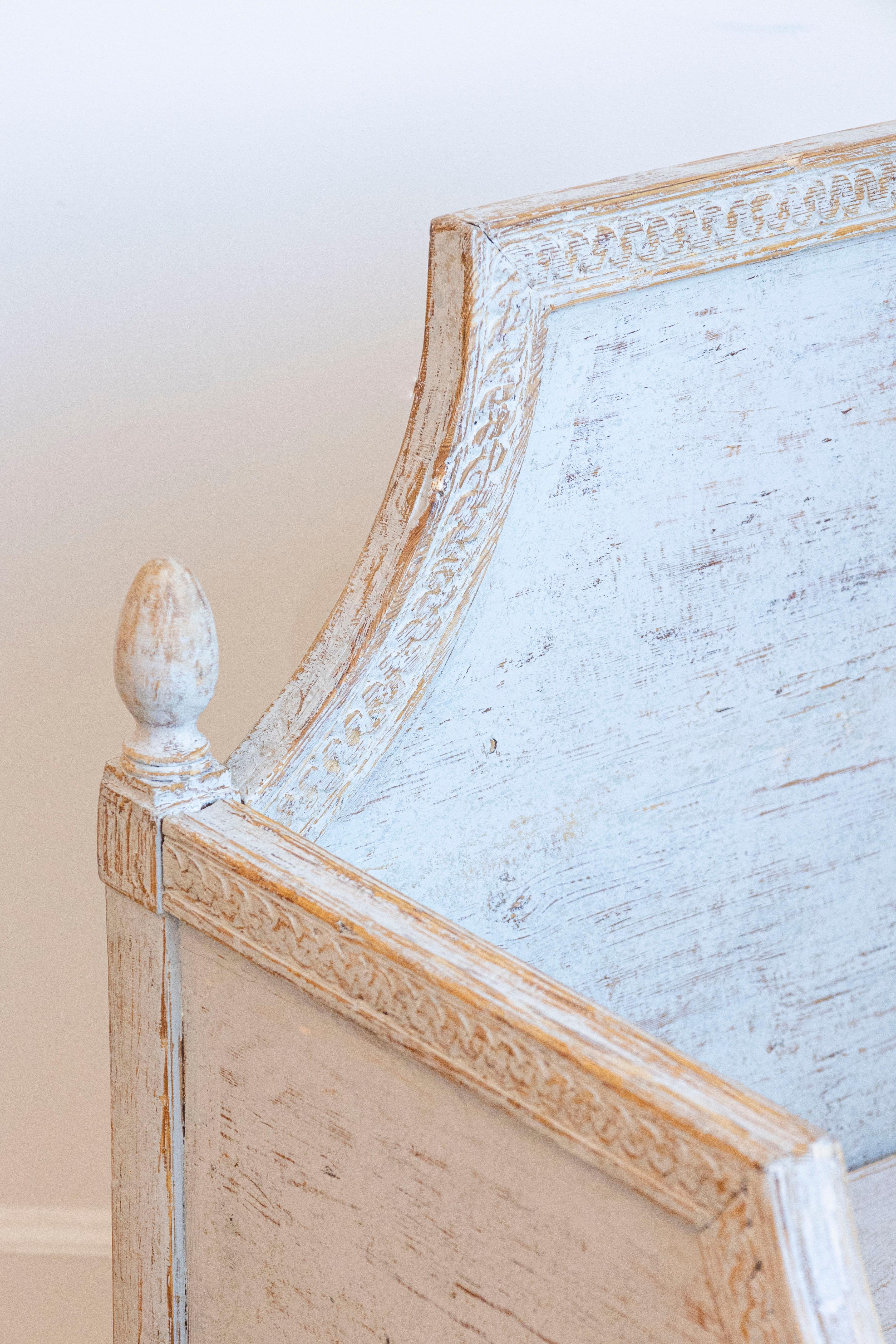 XIXe siècle Paire de fauteuils de style néoclassique des années 1850 peints en gris et sculptés avec guirlandes en vente
