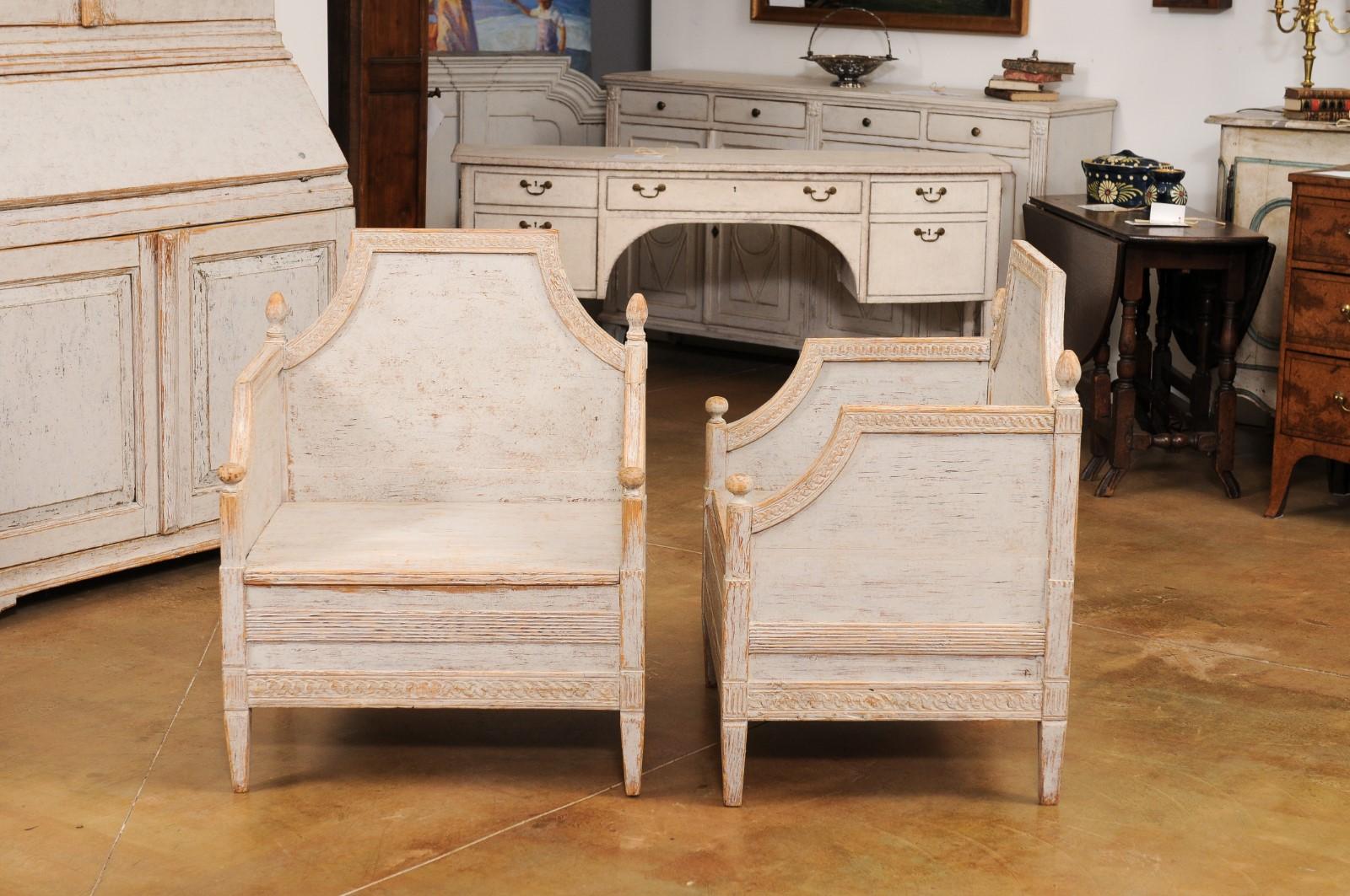 Bois Paire de fauteuils de style néoclassique des années 1850 peints en gris et sculptés avec guirlandes en vente