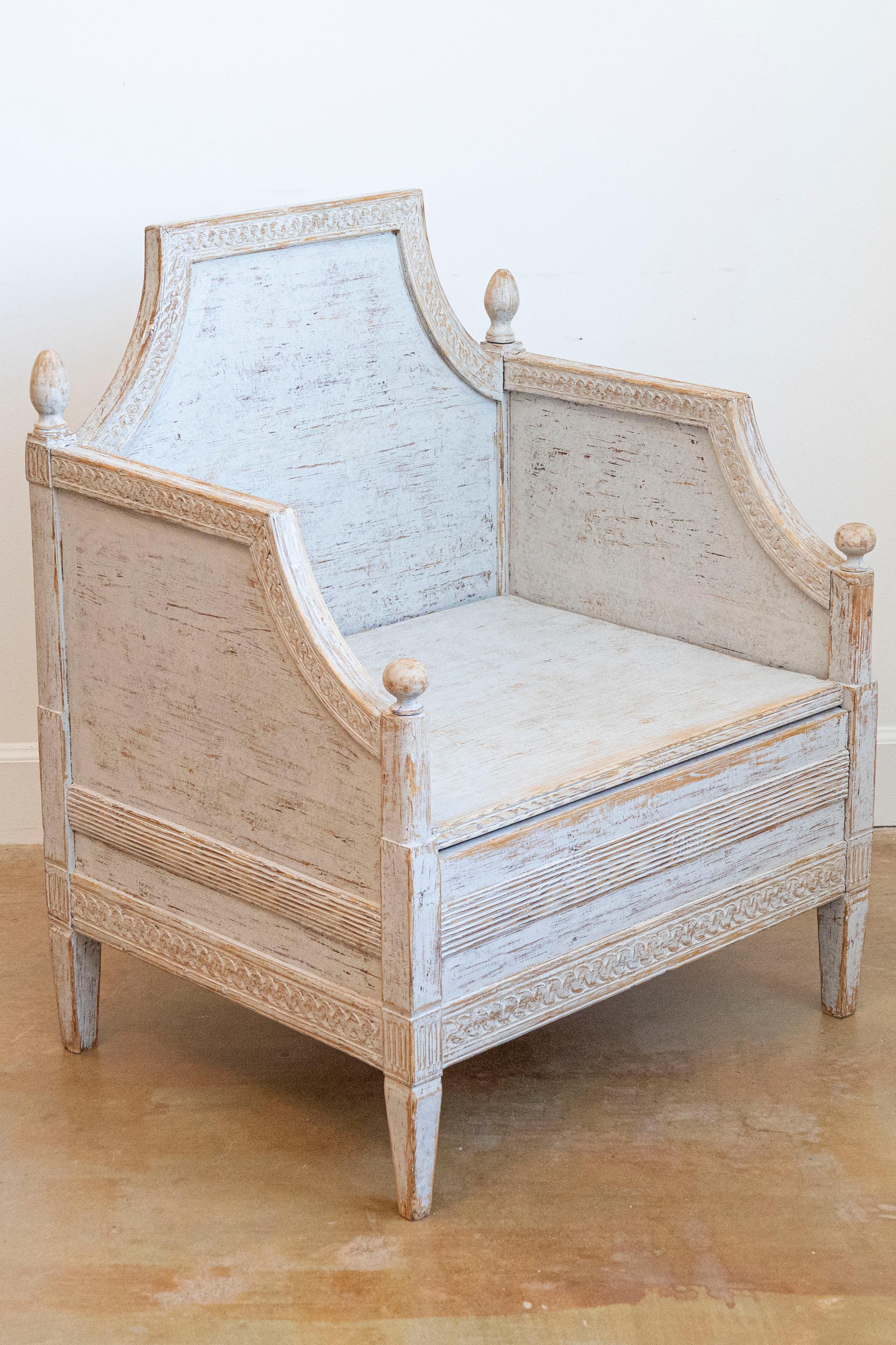 Bois Paire de fauteuils de style néoclassique des années 1850 peints en gris et sculptés avec guirlandes en vente