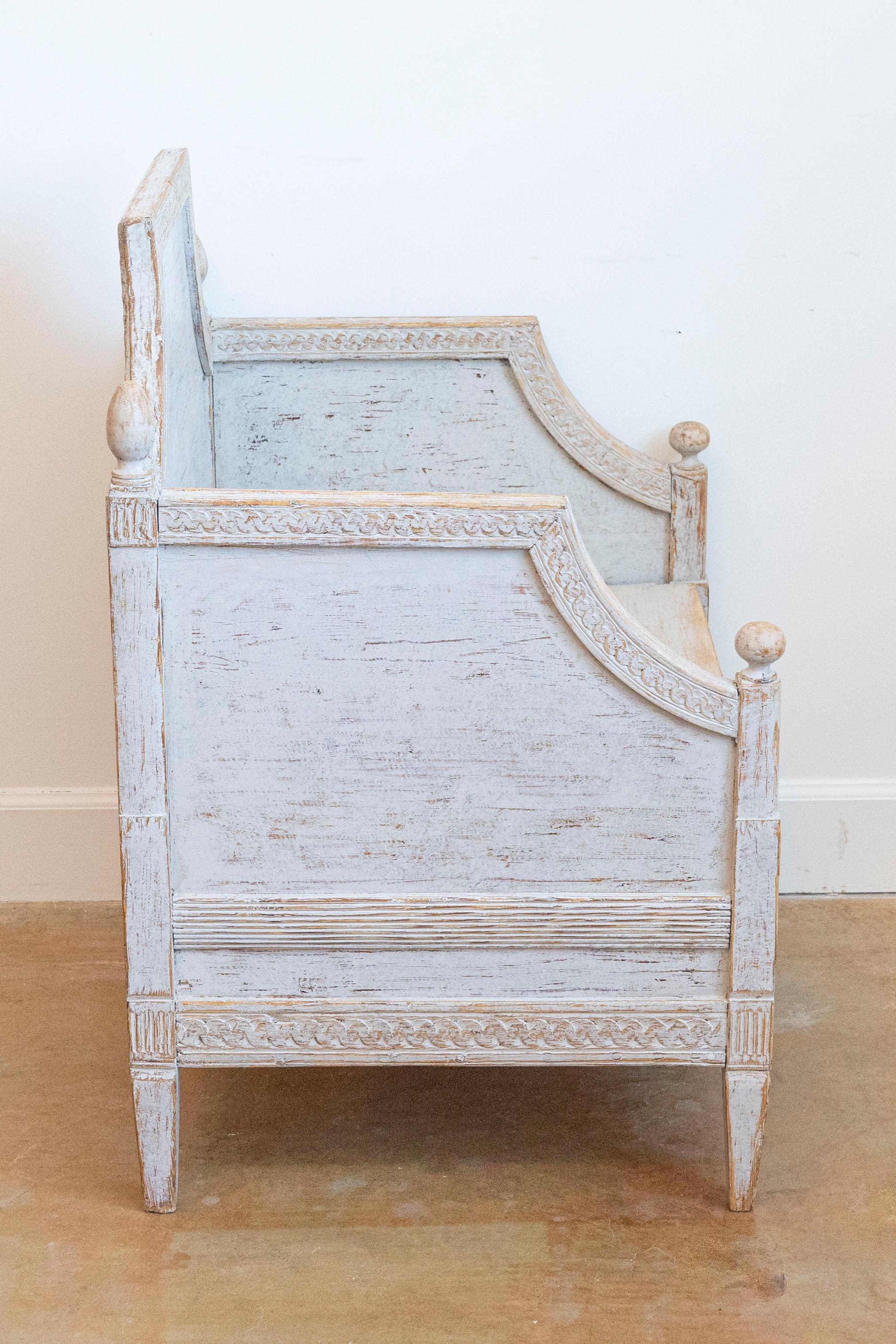 Paire de fauteuils de style néoclassique des années 1850 peints en gris et sculptés avec guirlandes en vente 1