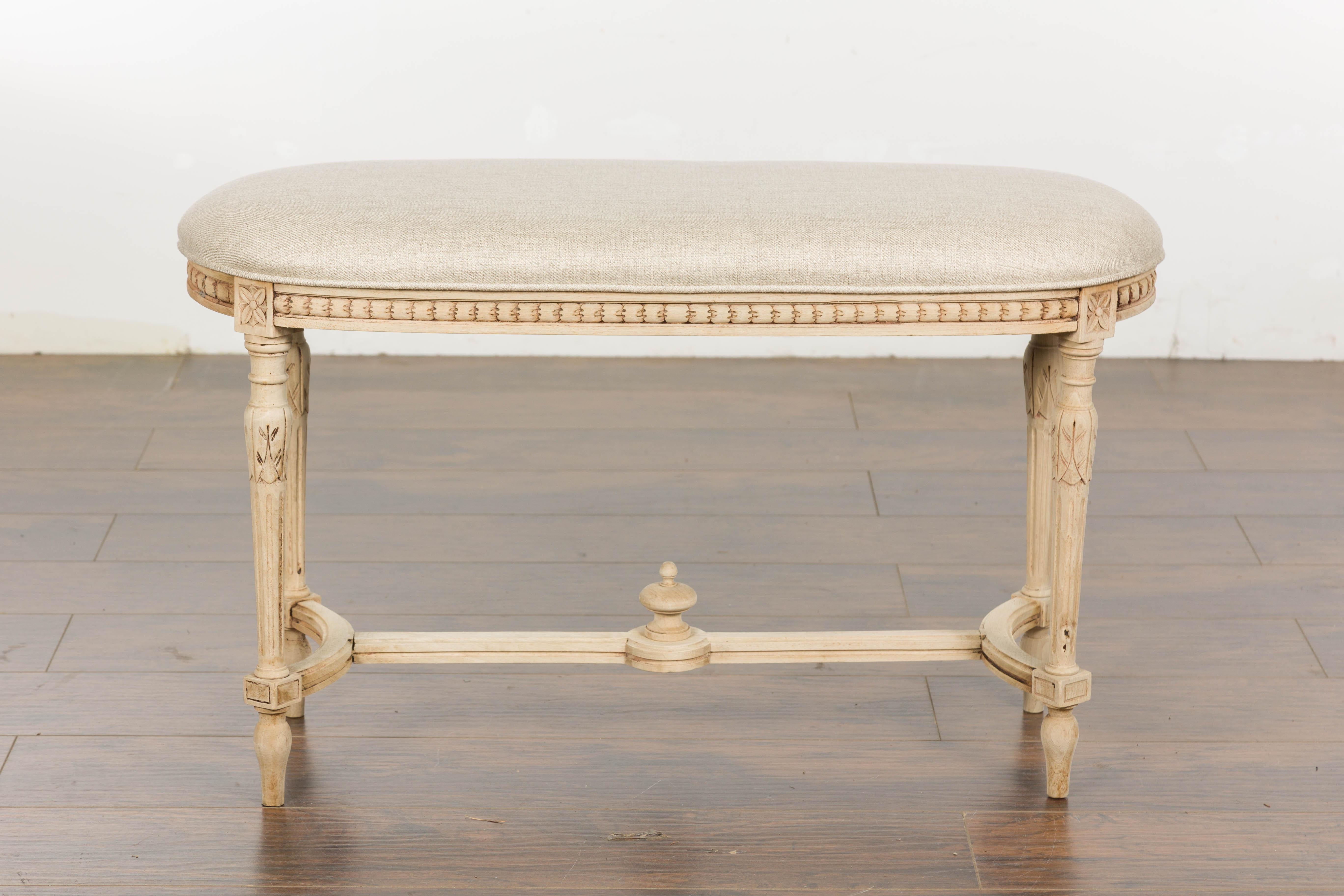 Neoclassical Style 1900s French Carved Walnut Bench with Natural Finish For Sale 12