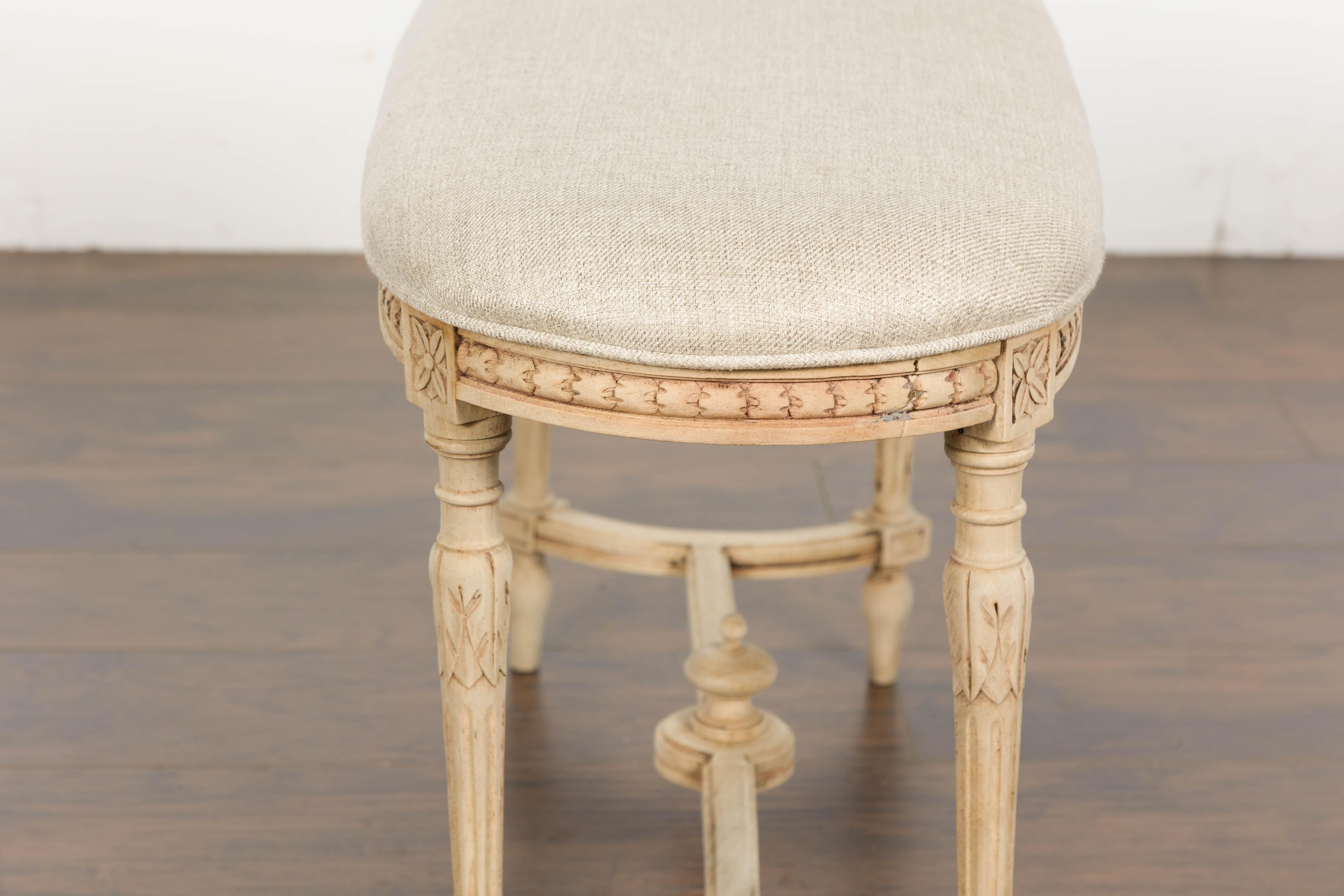Panca in noce intagliato francese del 1900 in stile neoclassico con finitura naturale in vendita 12