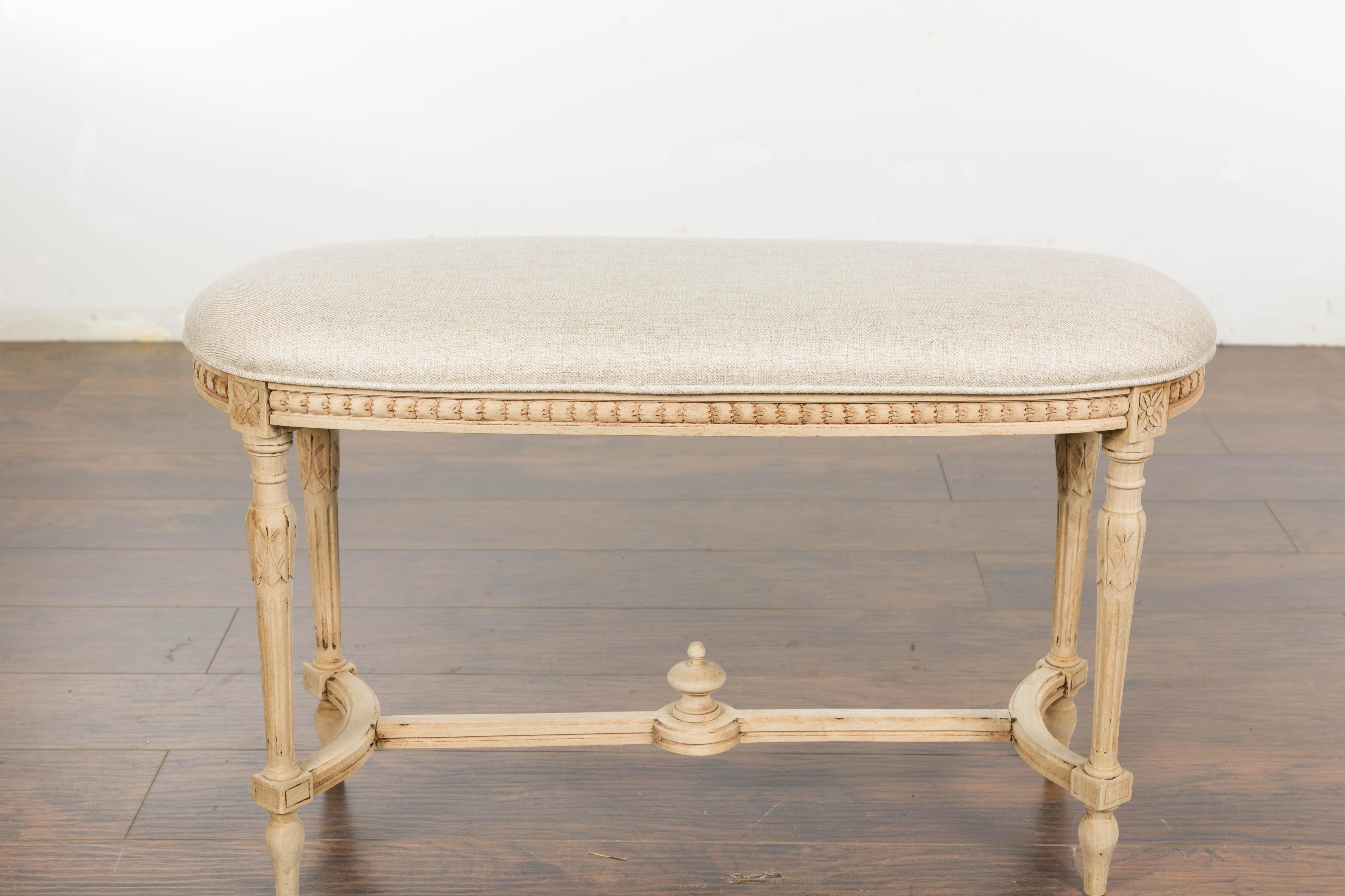 Neoclassical Style 1900s French Carved Walnut Bench with Natural Finish For Sale 1