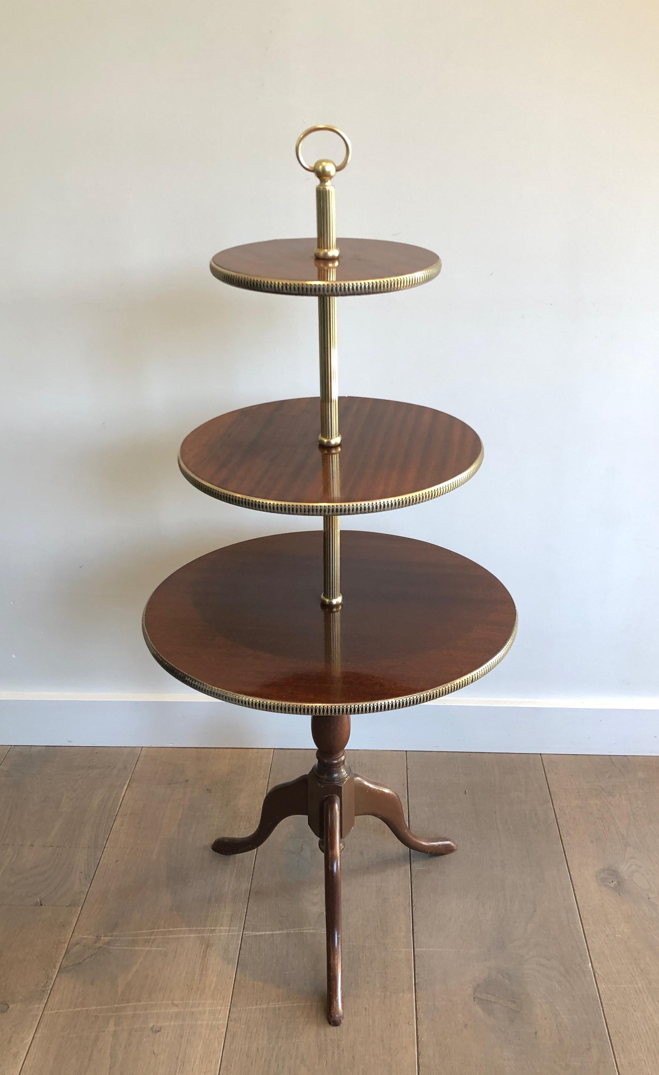 Runder Tisch im neoklassizistischen Stil aus Mahagoni und Messing mit 3 Ebenen, französisch, um 1940 (Neoklassisch) im Angebot