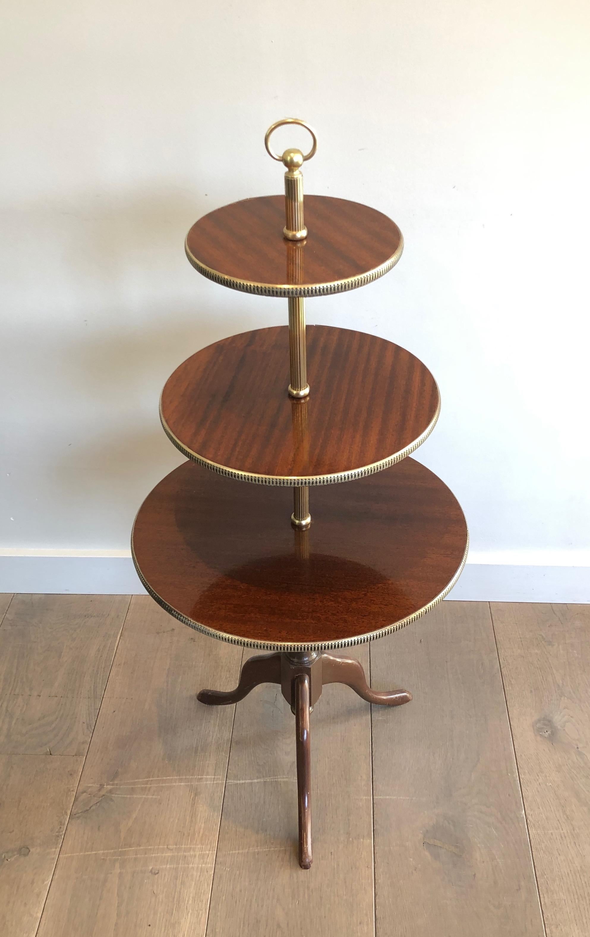 Runder Tisch im neoklassizistischen Stil aus Mahagoni und Messing mit 3 Ebenen, französisch, um 1940 (Französisch) im Angebot
