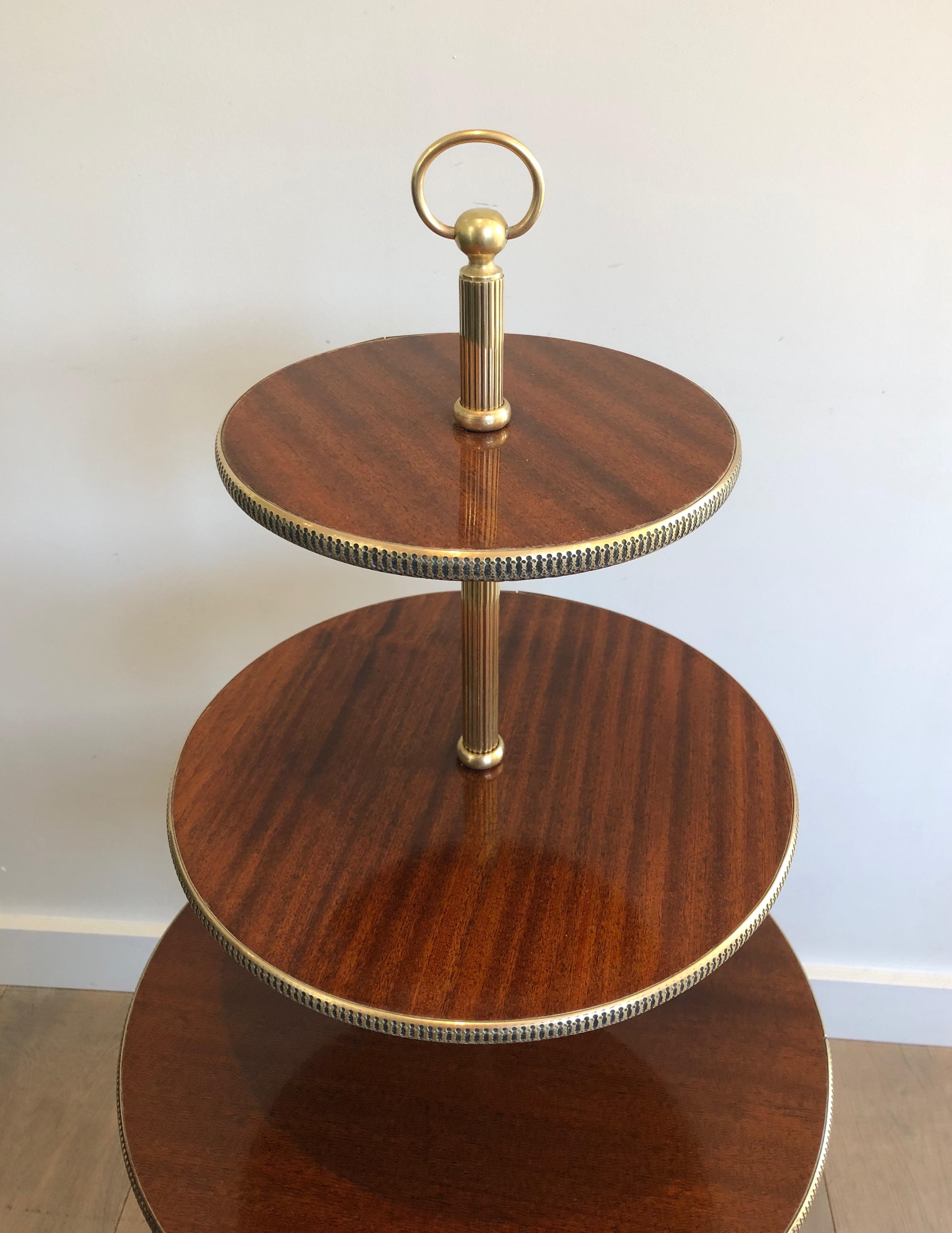 Runder Tisch im neoklassizistischen Stil aus Mahagoni und Messing mit 3 Ebenen, französisch, um 1940 im Zustand „Gut“ im Angebot in Marcq-en-Barœul, Hauts-de-France