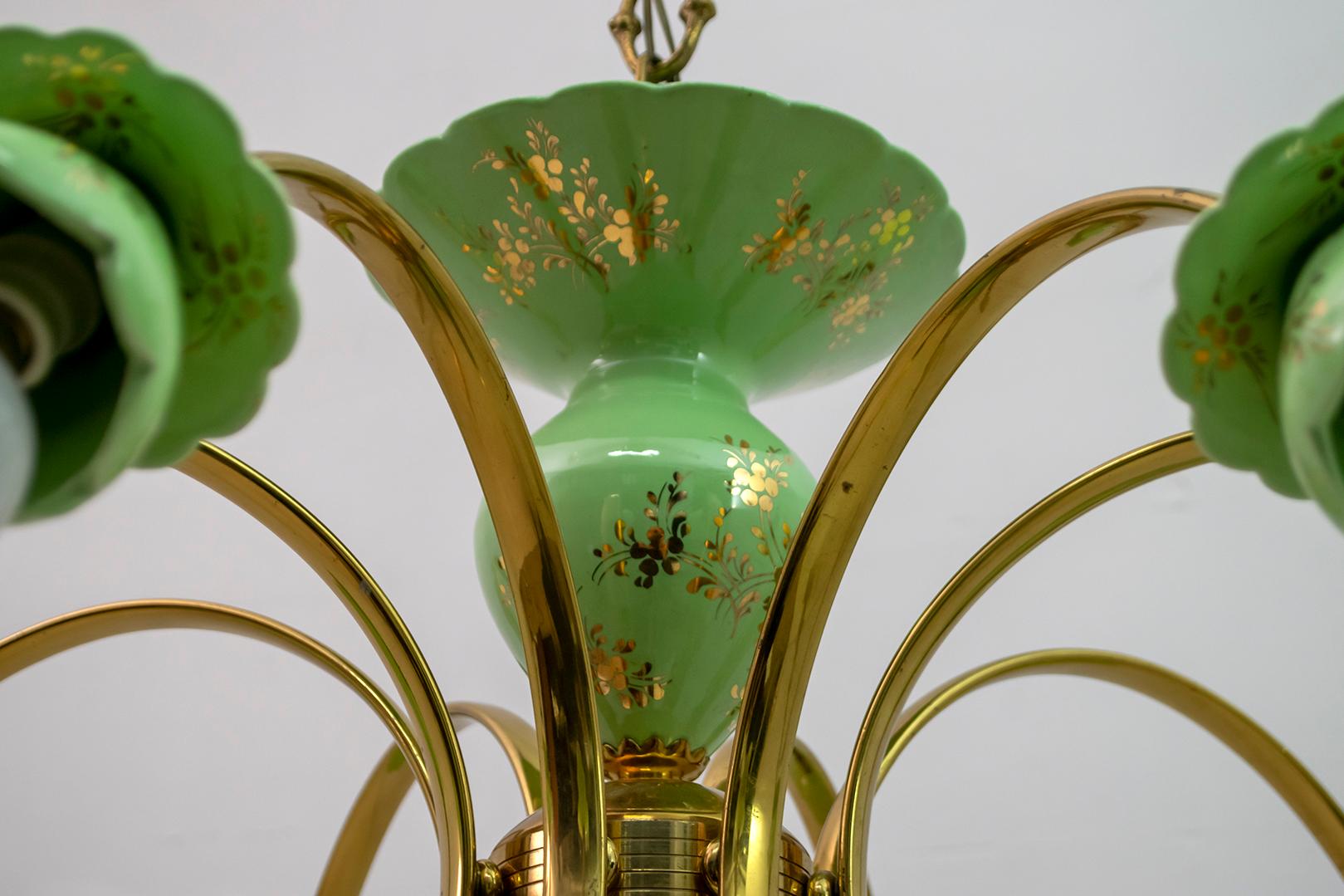 Lampadario italiano a 8 luci in porcellana e ottone in stile neoclassico, anni '60 in vendita 3