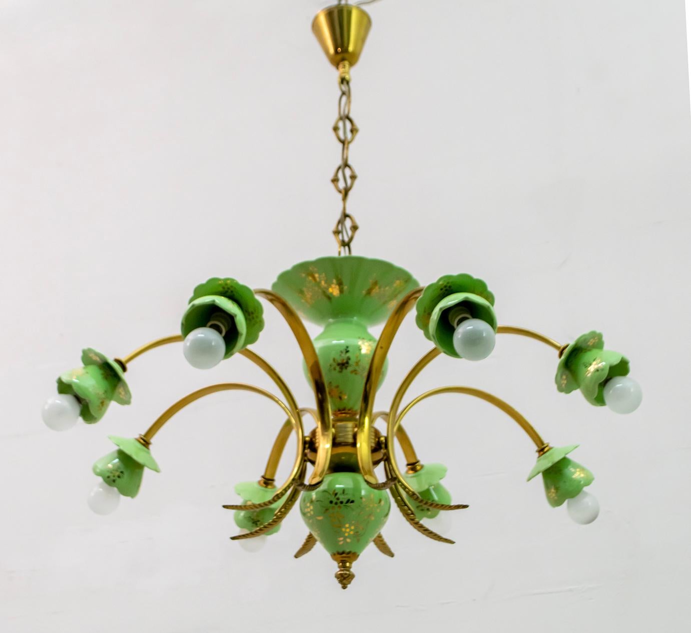 Neoclassical Style 8-Iight Italian Porcelain and Brass Chandelier, 1960s In Good Condition For Sale In Puglia, Puglia