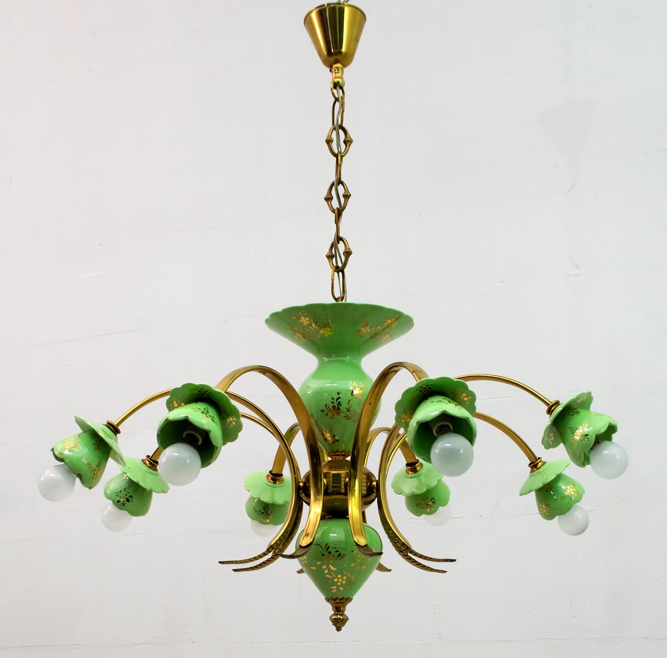Mid-20th Century Neoclassical Style 8-Iight Italian Porcelain and Brass Chandelier, 1960s For Sale