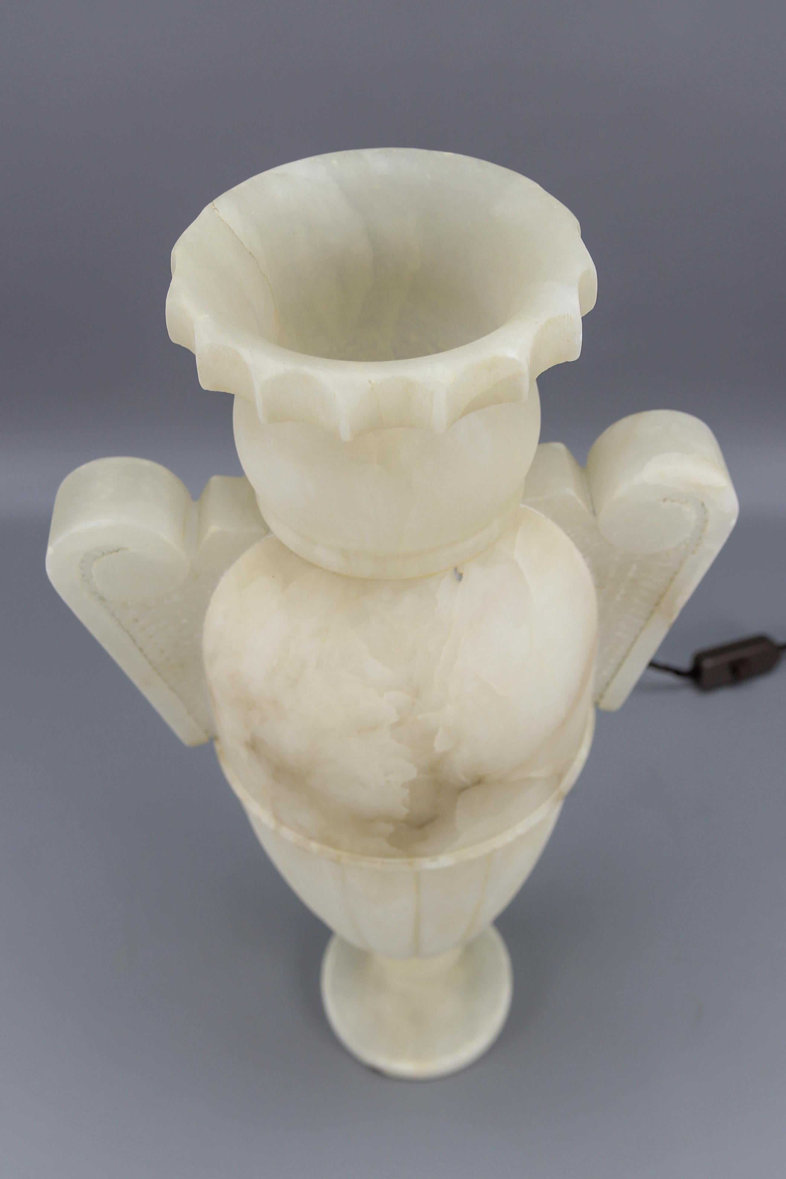 Lampe de table en forme d'Amphora de style néoclassique en albâtre de couleur ivoire en vente 2