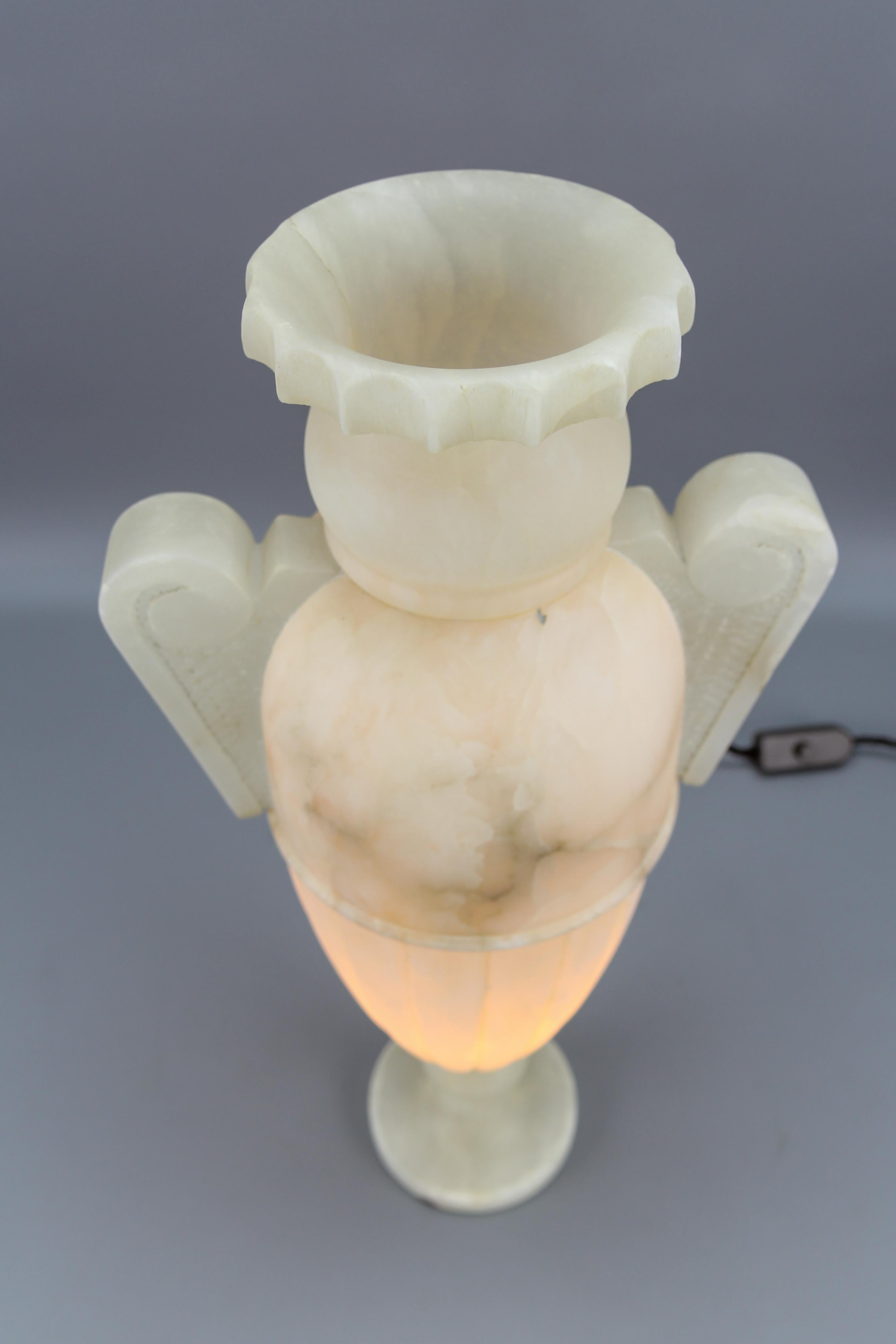 Lampe de table en forme d'Amphora de style néoclassique en albâtre de couleur ivoire en vente 3