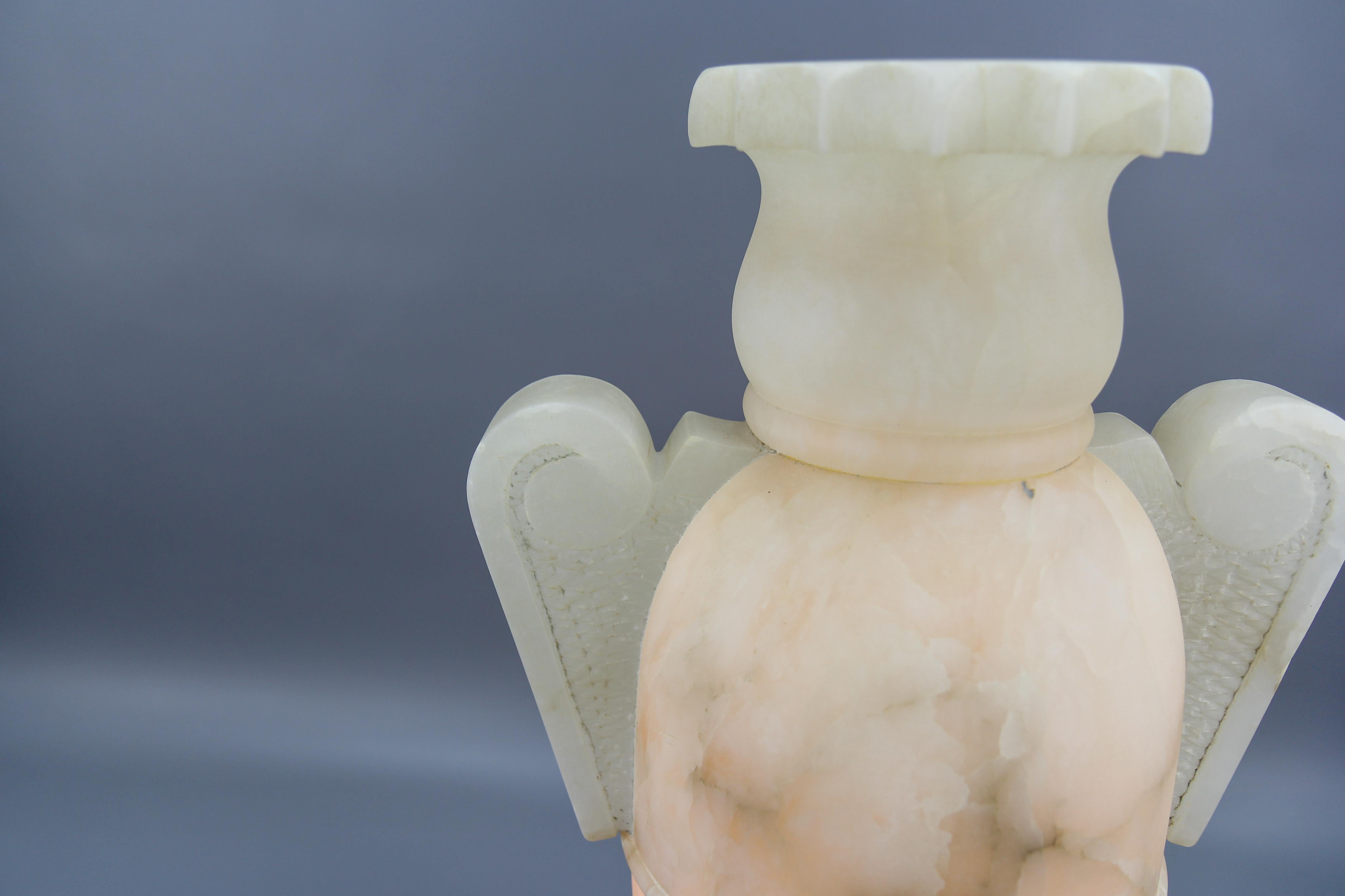 Lampe de table en forme d'Amphora de style néoclassique en albâtre de couleur ivoire en vente 4
