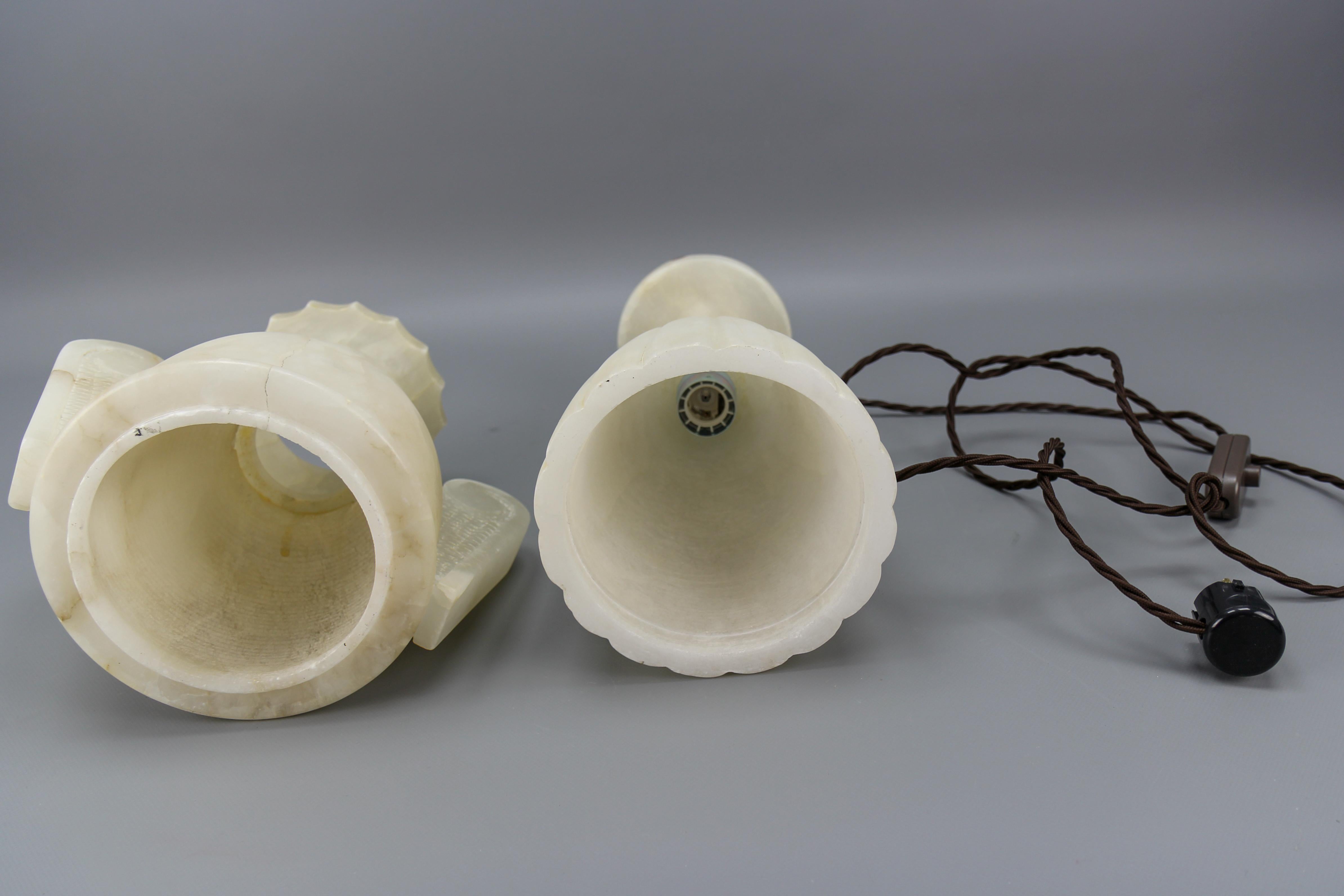 Lampe de table en forme d'Amphora de style néoclassique en albâtre de couleur ivoire en vente 7