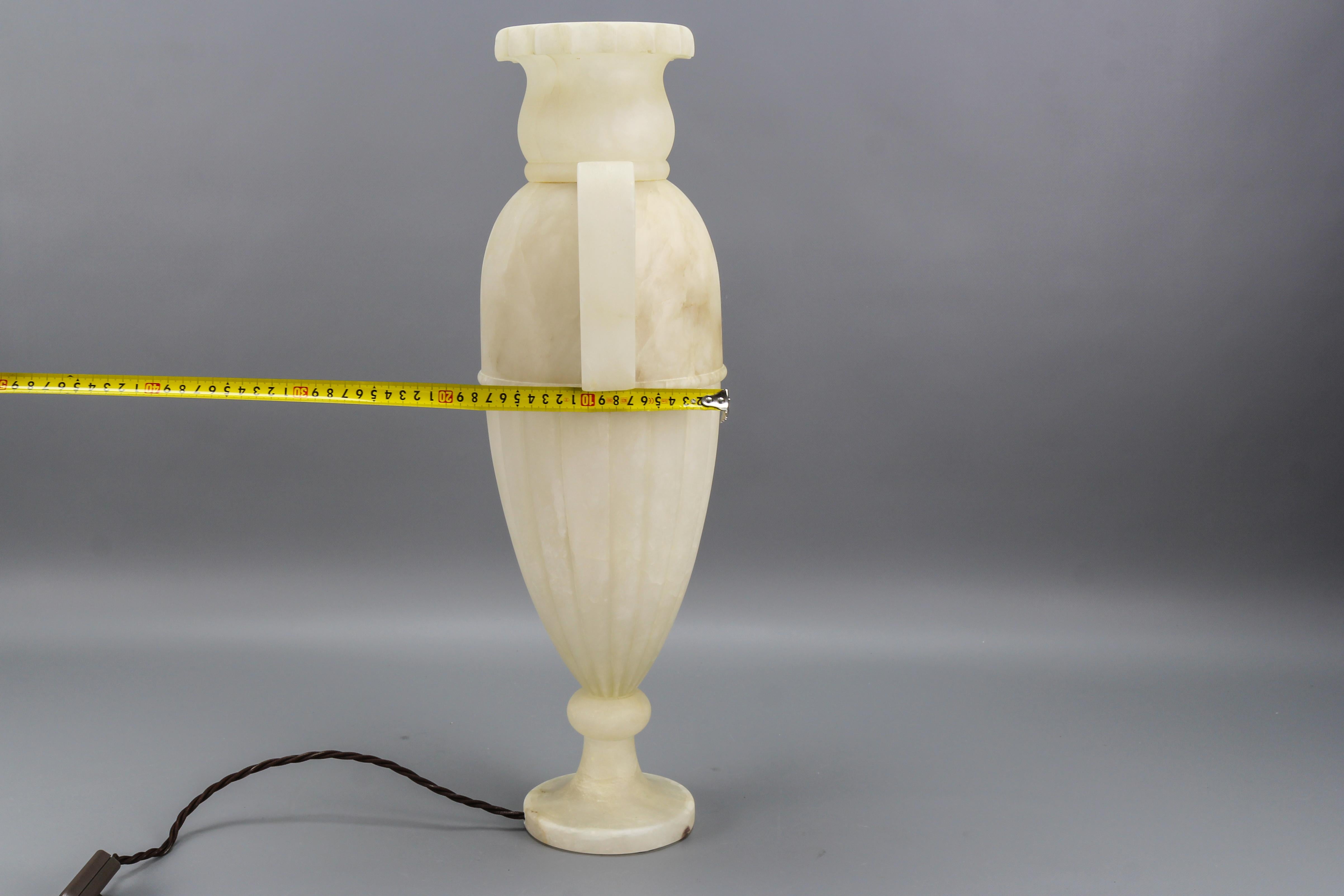 Lampe de table en forme d'Amphora de style néoclassique en albâtre de couleur ivoire en vente 9