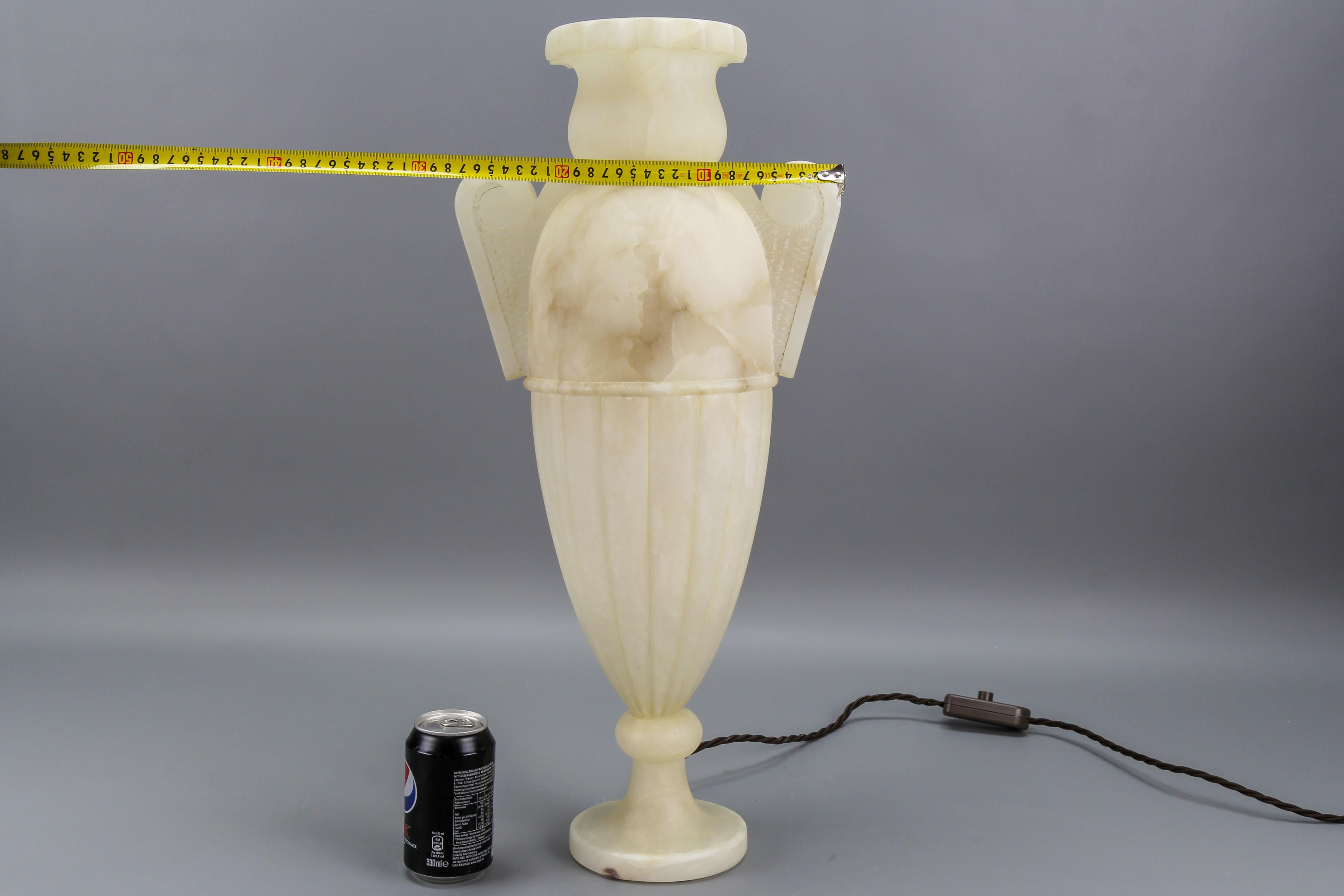 Lampe de table en forme d'Amphora de style néoclassique en albâtre de couleur ivoire en vente 10