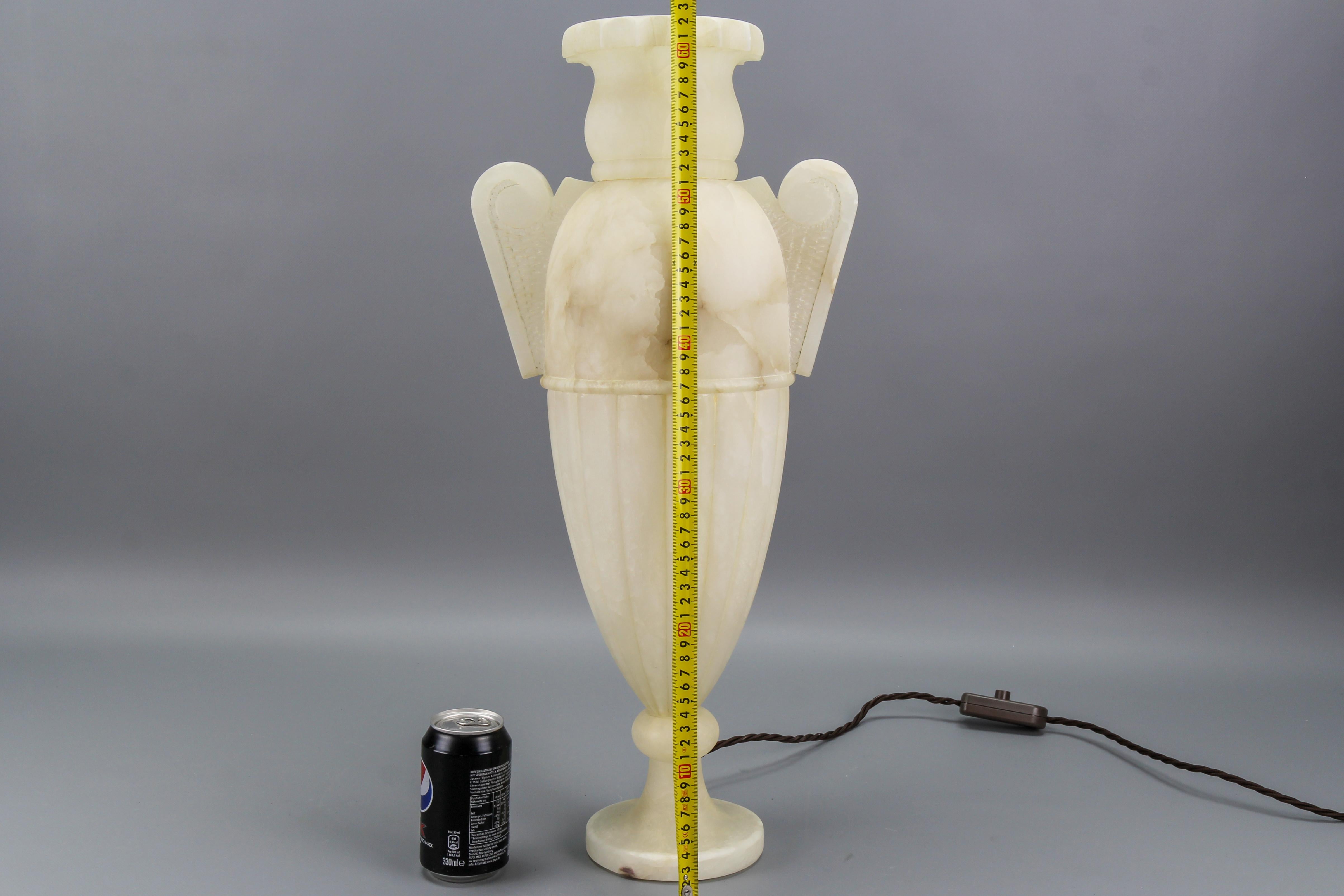 Lampe de table en forme d'Amphora de style néoclassique en albâtre de couleur ivoire en vente 11