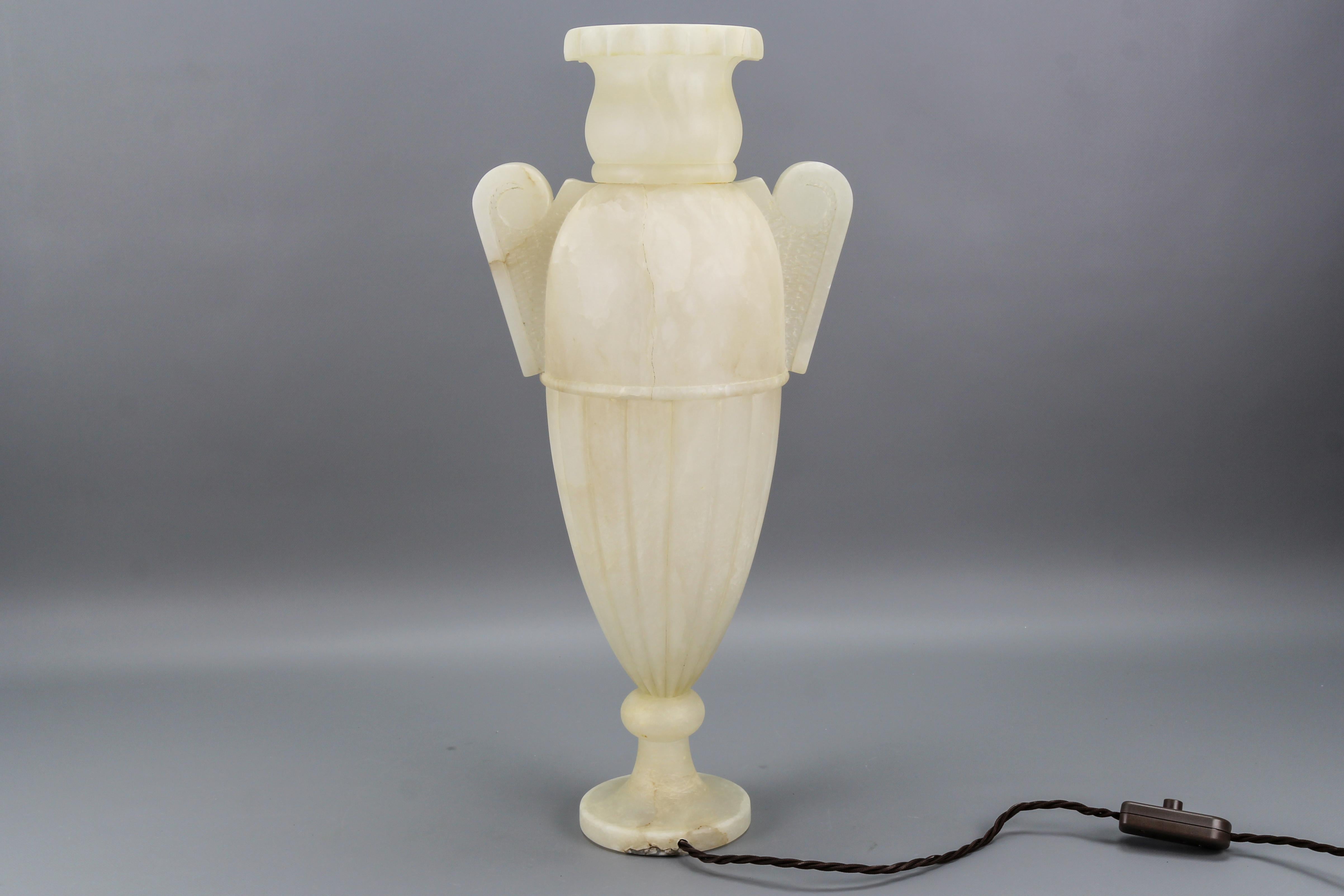 Lampe de table en forme d'Amphora de style néoclassique en albâtre de couleur ivoire en vente 12