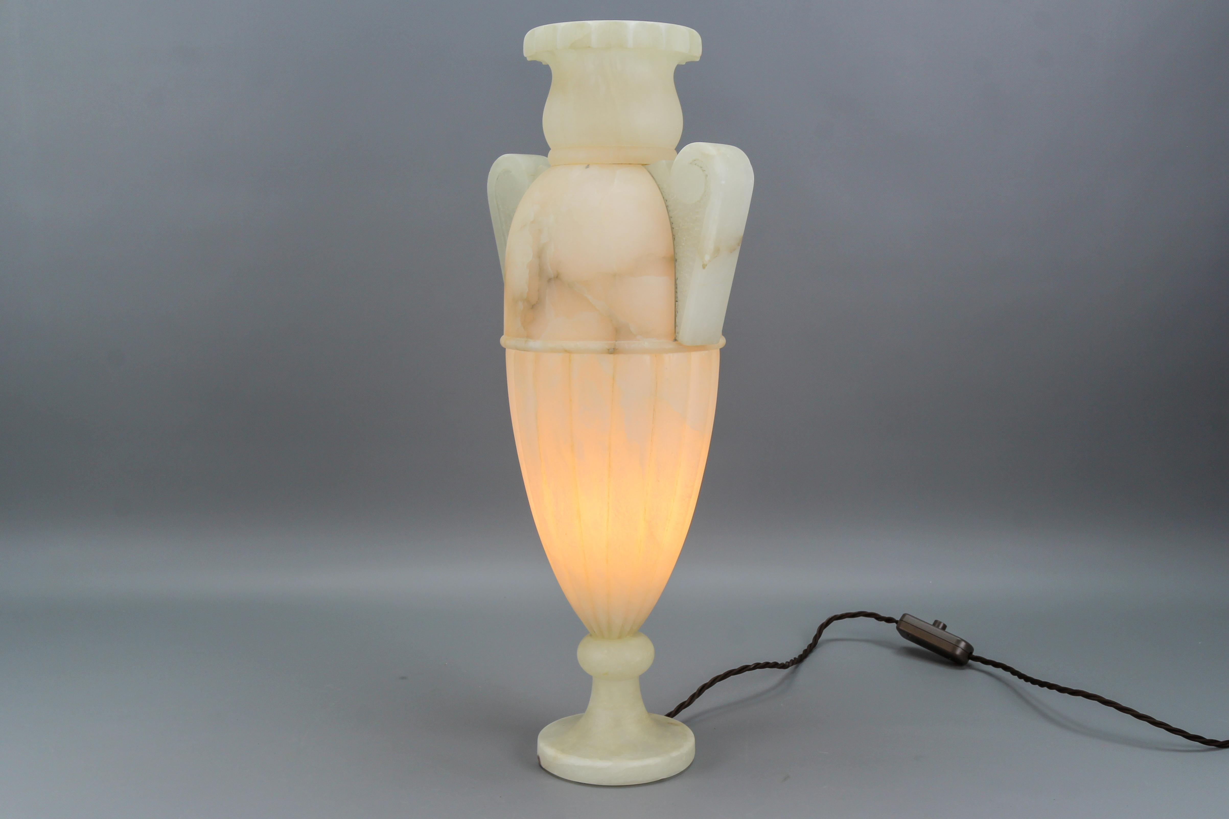 Néoclassique Lampe de table en forme d'Amphora de style néoclassique en albâtre de couleur ivoire en vente