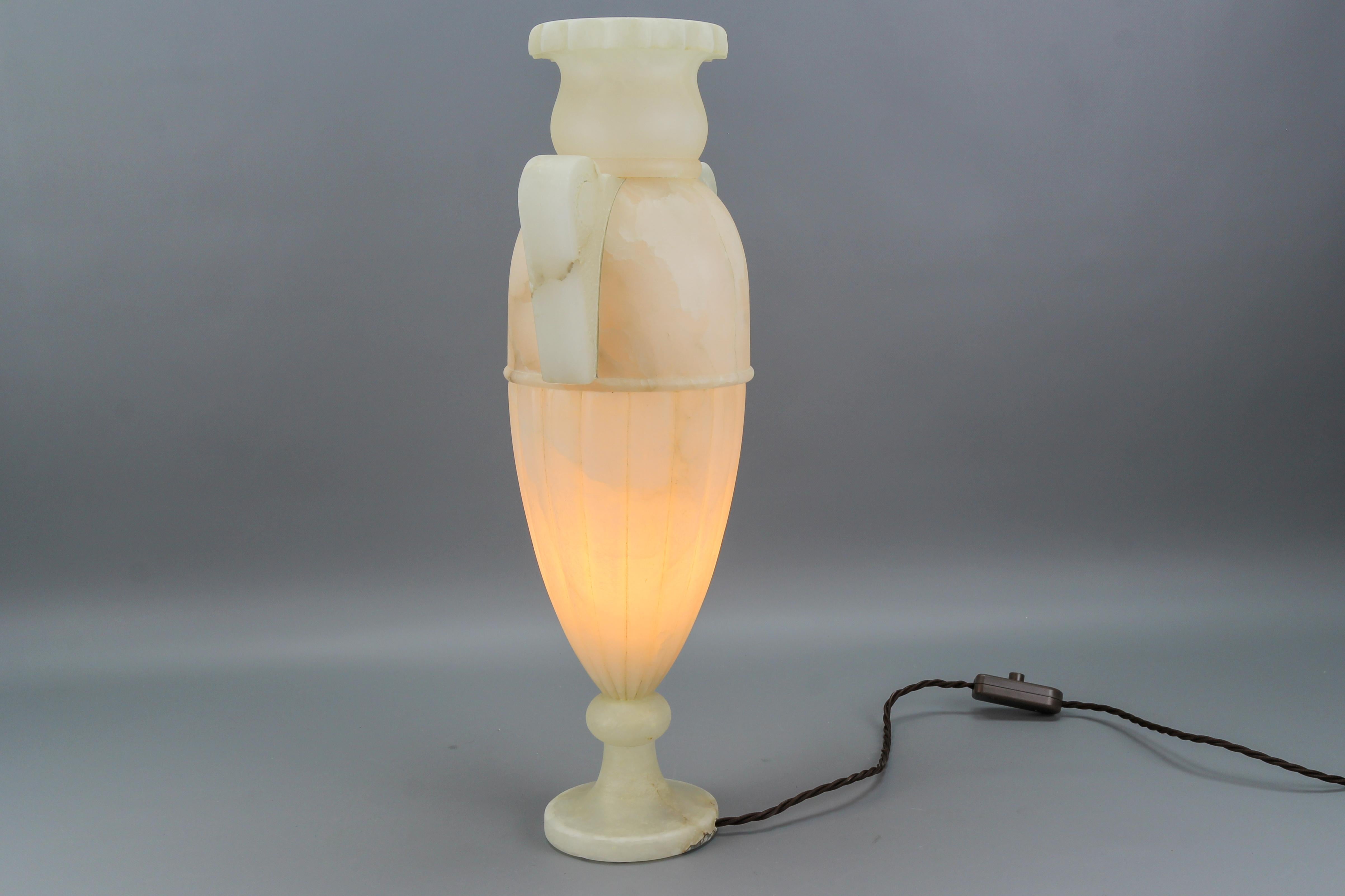 italien Lampe de table en forme d'Amphora de style néoclassique en albâtre de couleur ivoire en vente