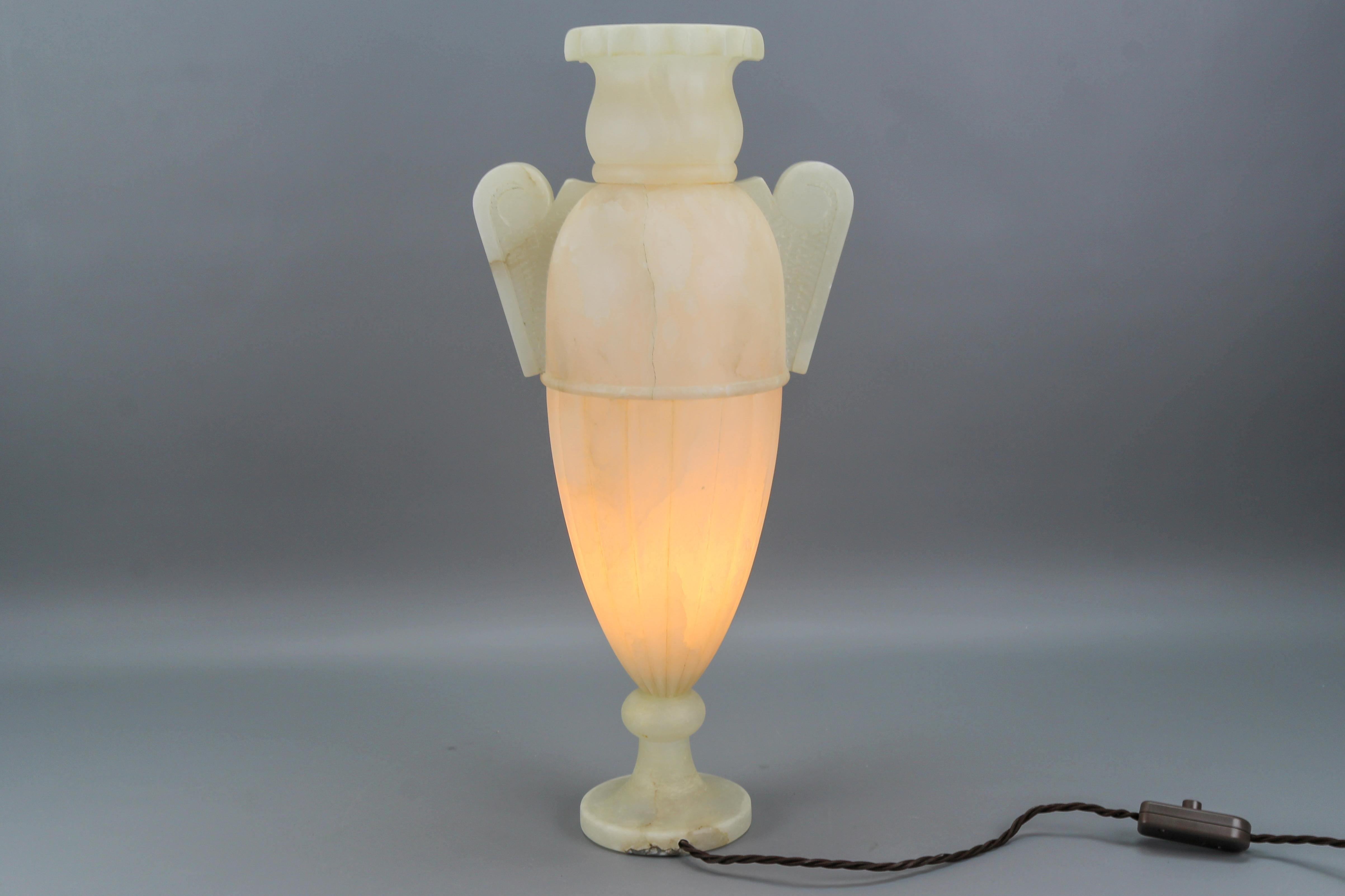 Milieu du XXe siècle Lampe de table en forme d'Amphora de style néoclassique en albâtre de couleur ivoire en vente