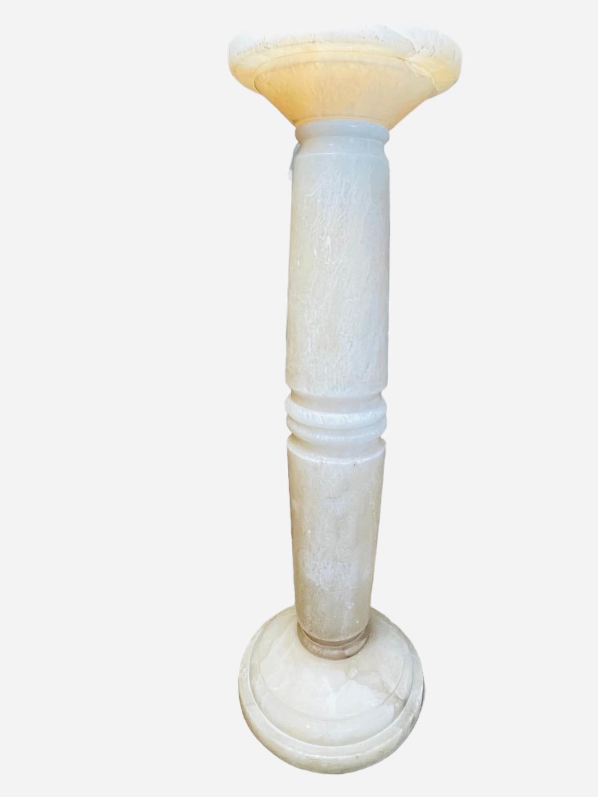 Dies ist ein Alabaster römischen toskanischen Säule mit runden Alabaster oben geformt. Die Säule ist mit einigen Ringen verziert, die sich auf verschiedenen Ebenen von der Spitze bis zur Basis befinden.