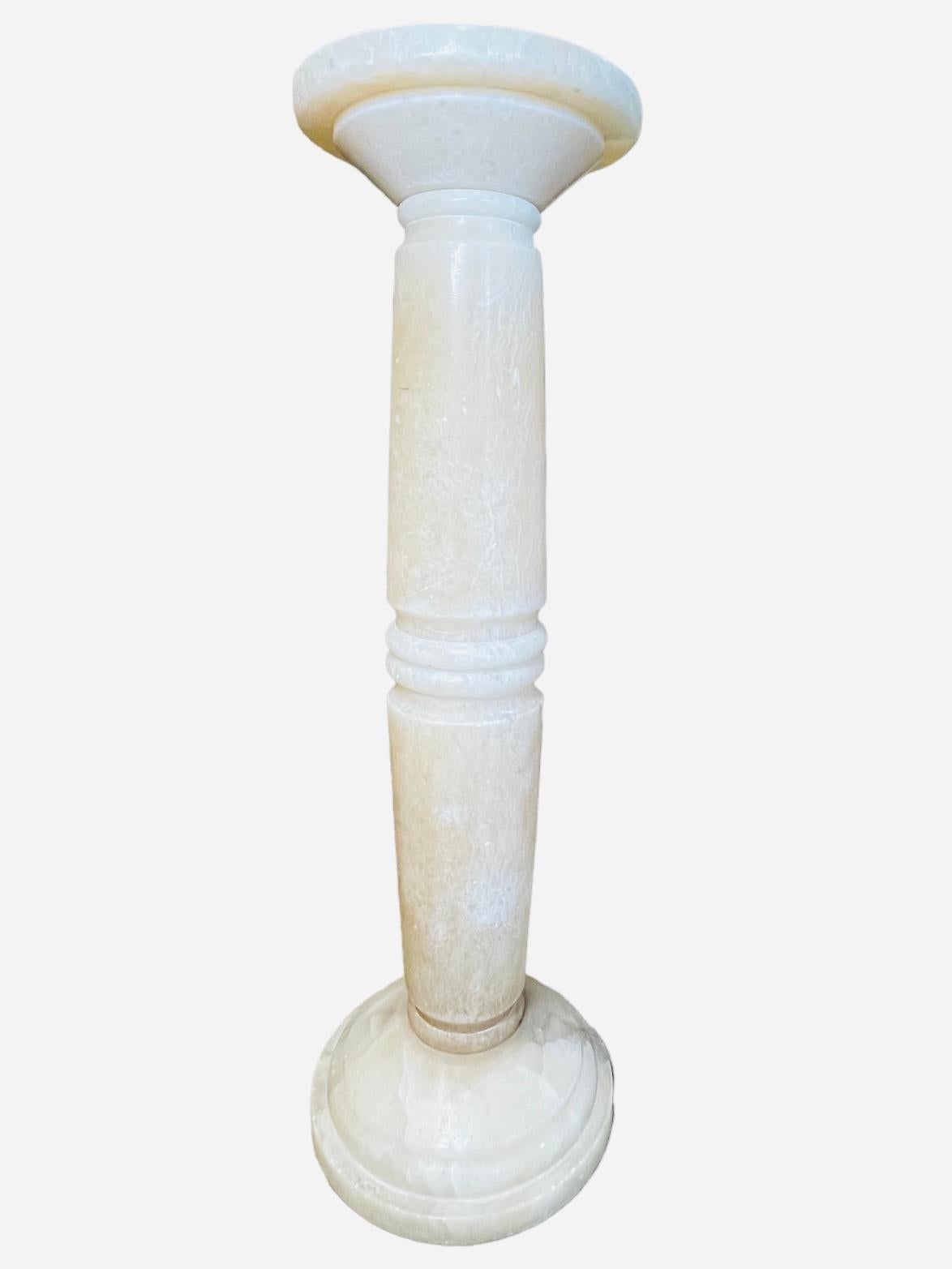Neoklassischer Stil Alabaster Säule Pedestal (Unbekannt) im Angebot
