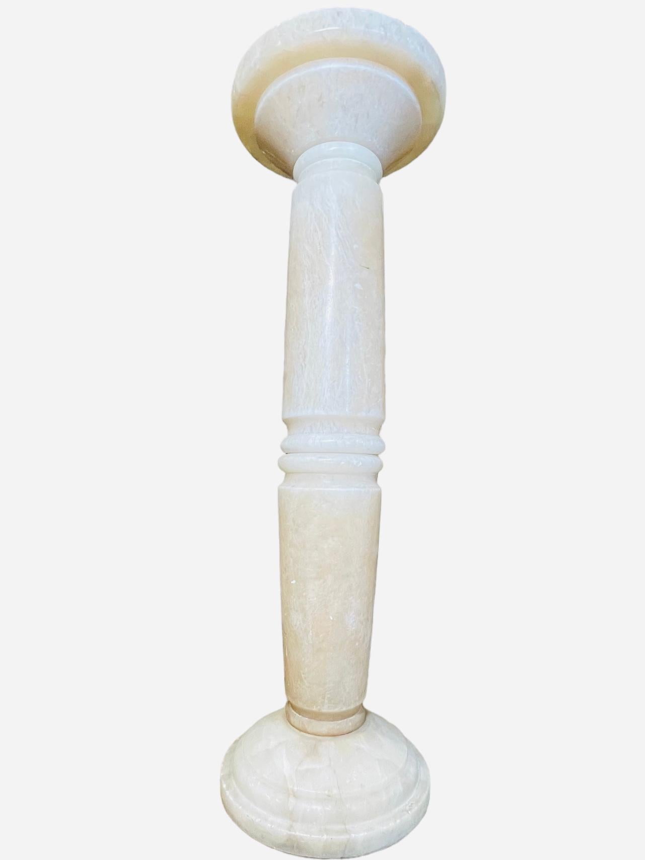 Neoklassischer Stil Alabaster Säule Pedestal (Handgeschnitzt) im Angebot