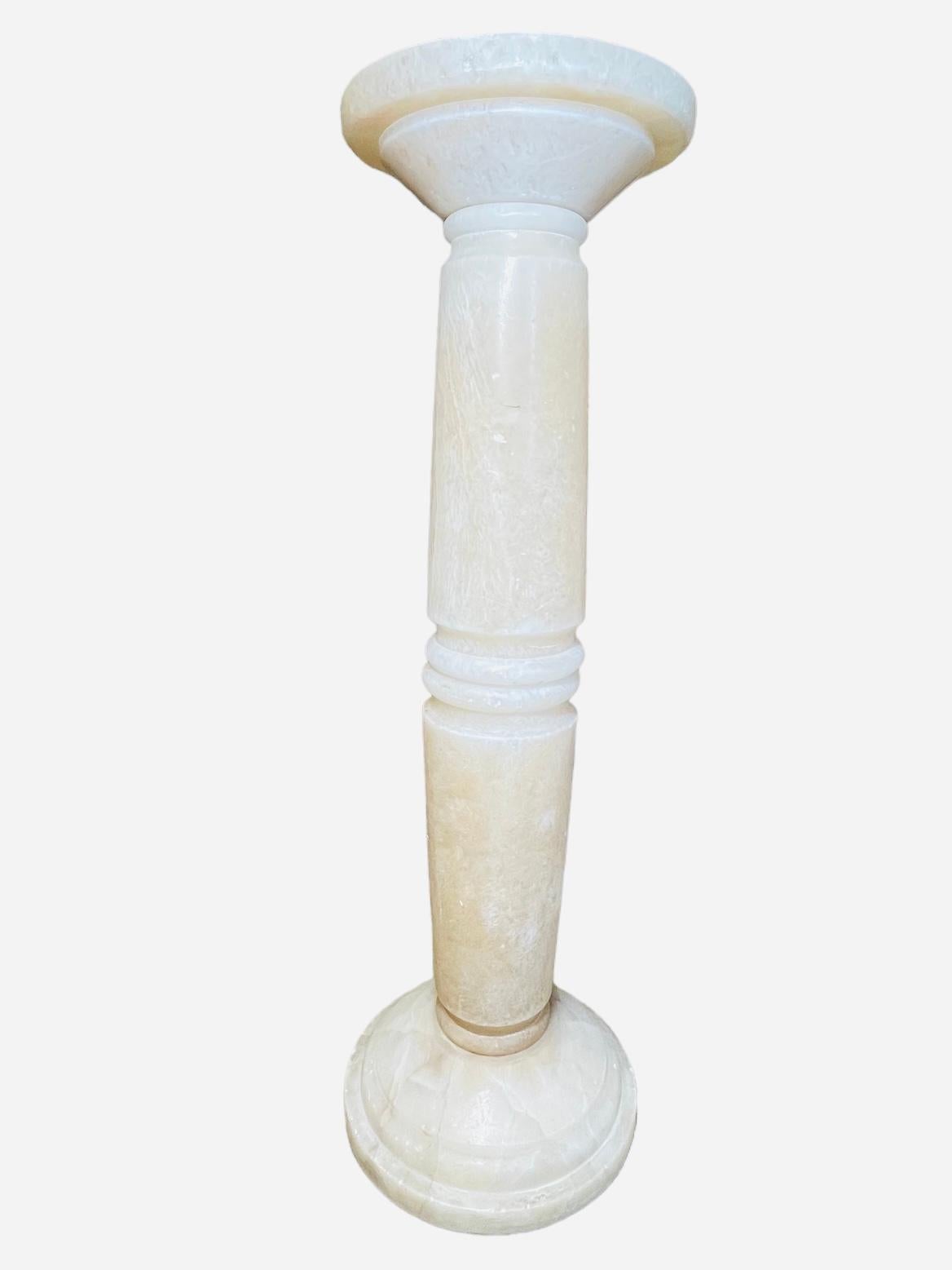 Neoklassischer Stil Alabaster Säule Pedestal im Zustand „Gut“ im Angebot in Guaynabo, PR