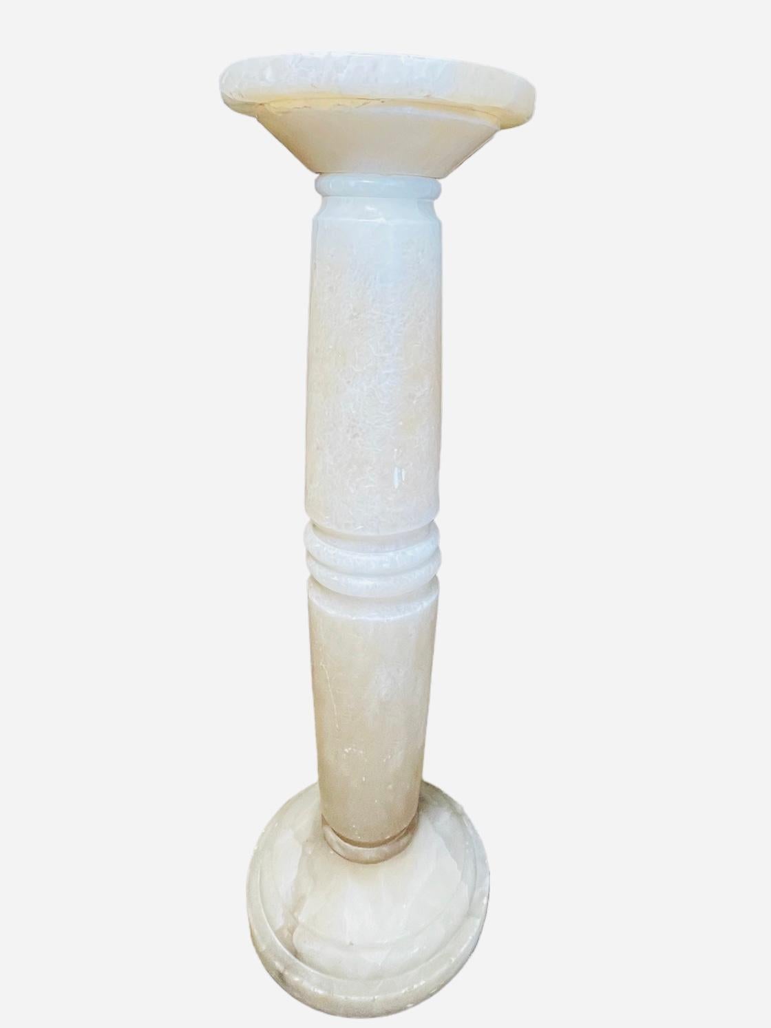 Neoklassischer Stil Alabaster Säule Pedestal (20. Jahrhundert) im Angebot