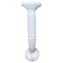 Piedistallo a colonna in alabastro in stile neoclassico