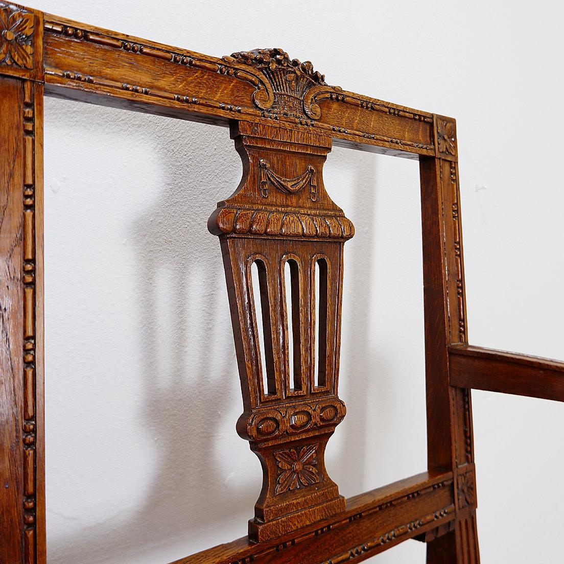 Banc de style néoclassique sculpté avec lyres sur le dossier du siège - 20e en vente 4