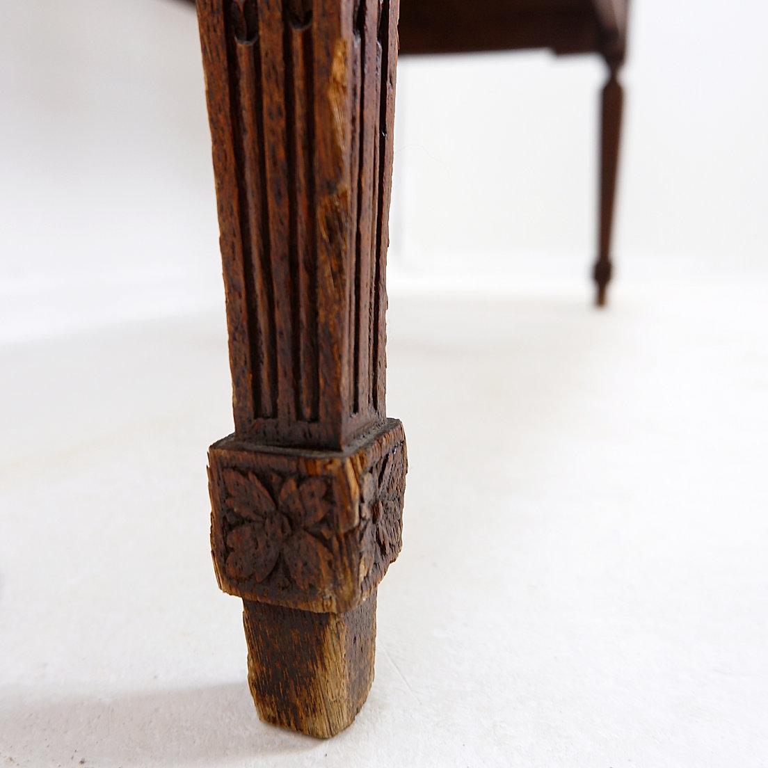 Banc de style néoclassique sculpté avec lyres sur le dossier du siège - 20e en vente 7