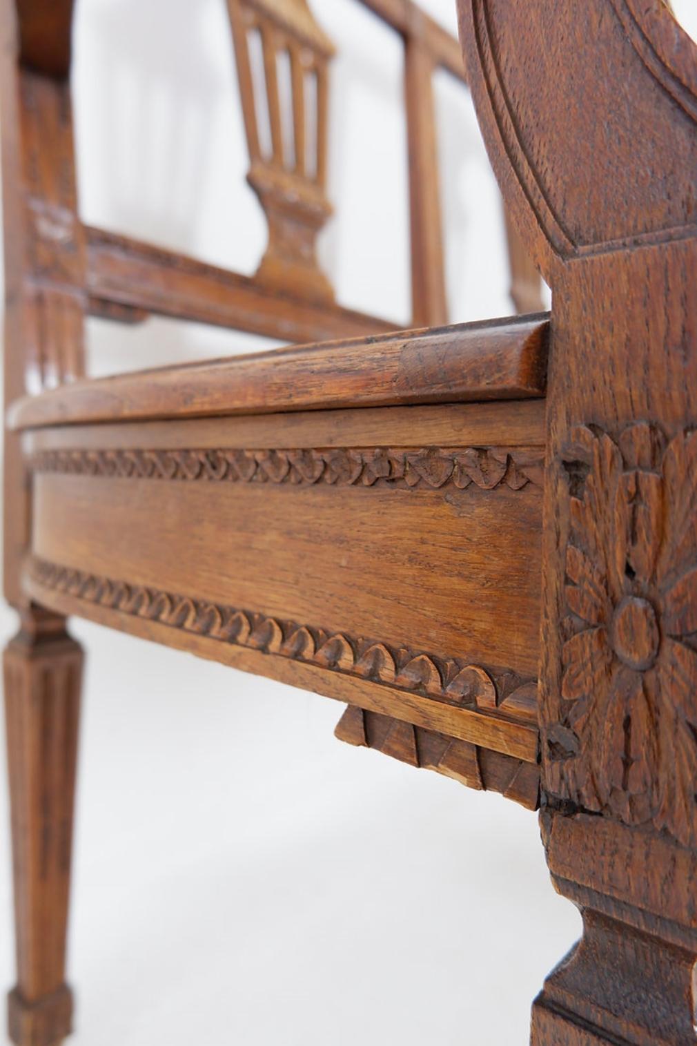 Banc de style néoclassique sculpté avec lyres sur le dossier du siège - 20e en vente 8