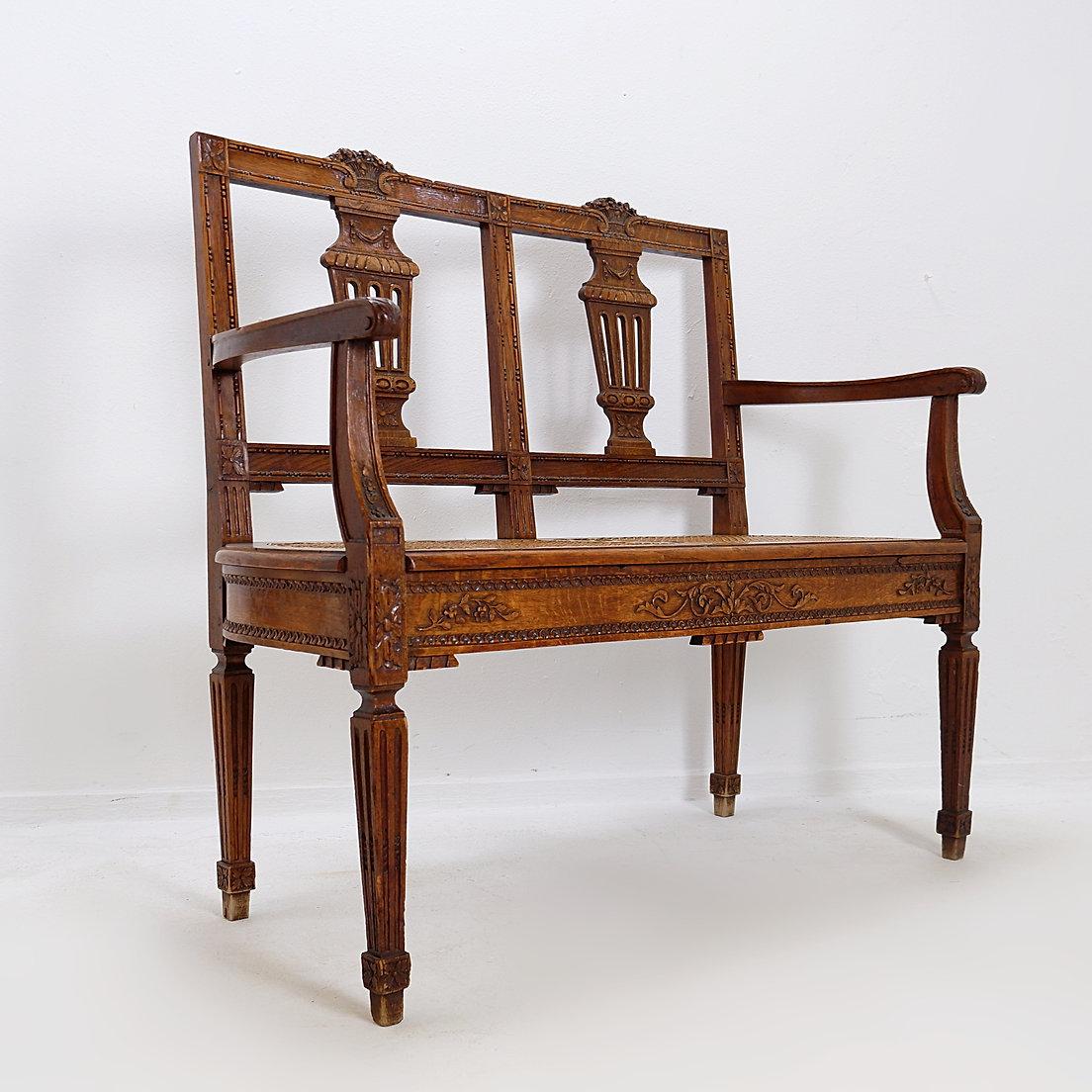 Banc de style néoclassique sculpté avec lyres sur le dossier du siège - 20e en vente 2