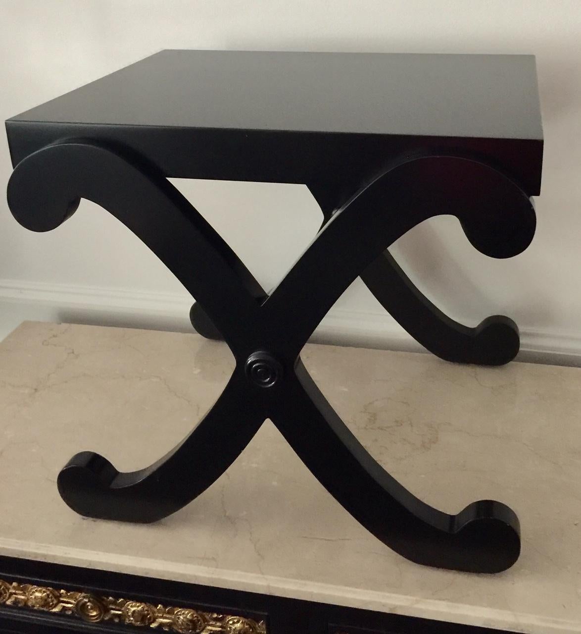 Schwarz lackierter Tisch mit X-gekreuzten Beinen im neoklassischen Stil.
Schöner Beistelltisch aus schwarzem Lack im Stil des Hollywood Regency mit eleganten X-Beinen.
Preis pro Stück. 1 verfügbar.