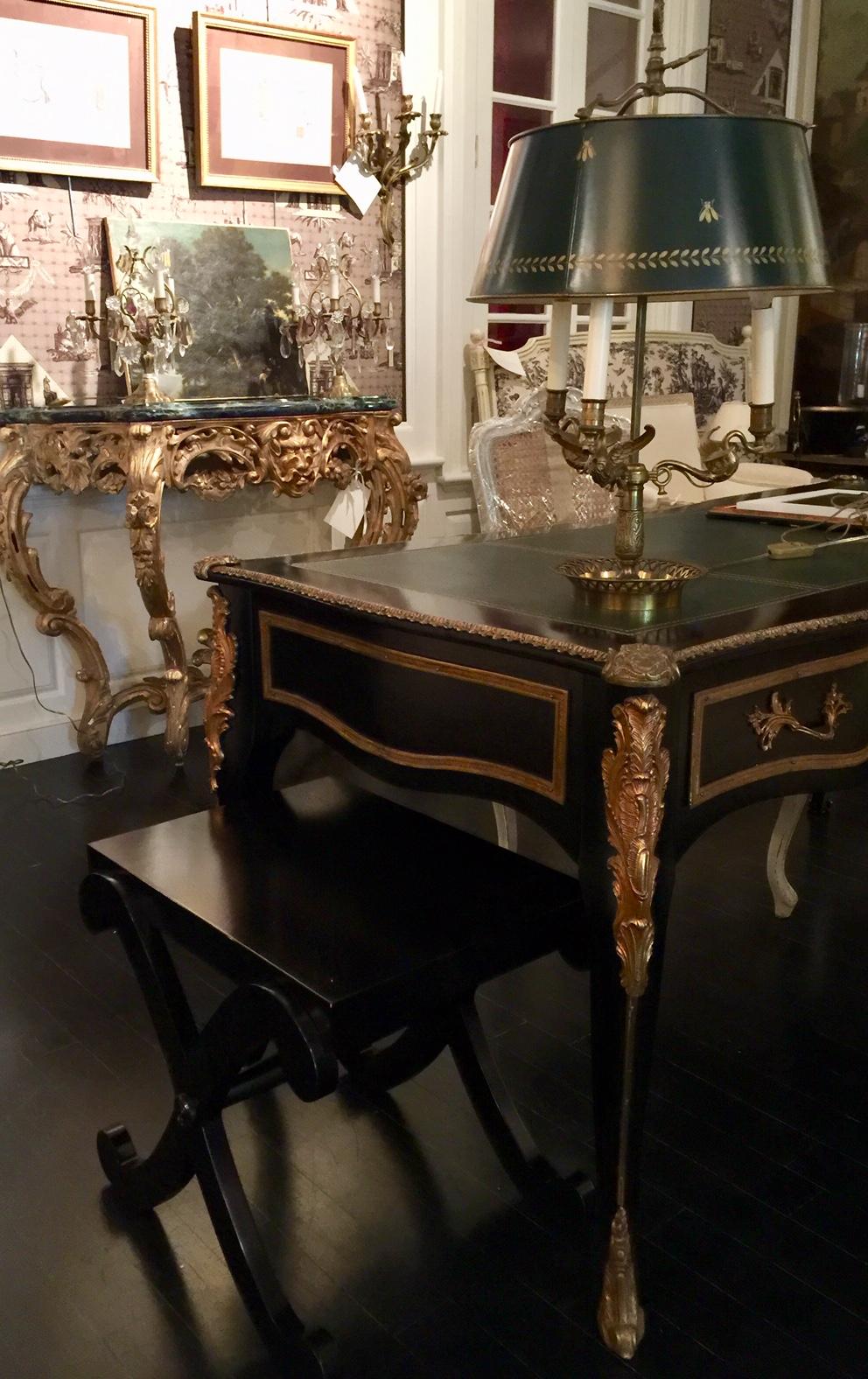 Neoclassical Style Black Lacquered X-Crossed Leg Table In Good Condition For Sale In Montreal, Quebec