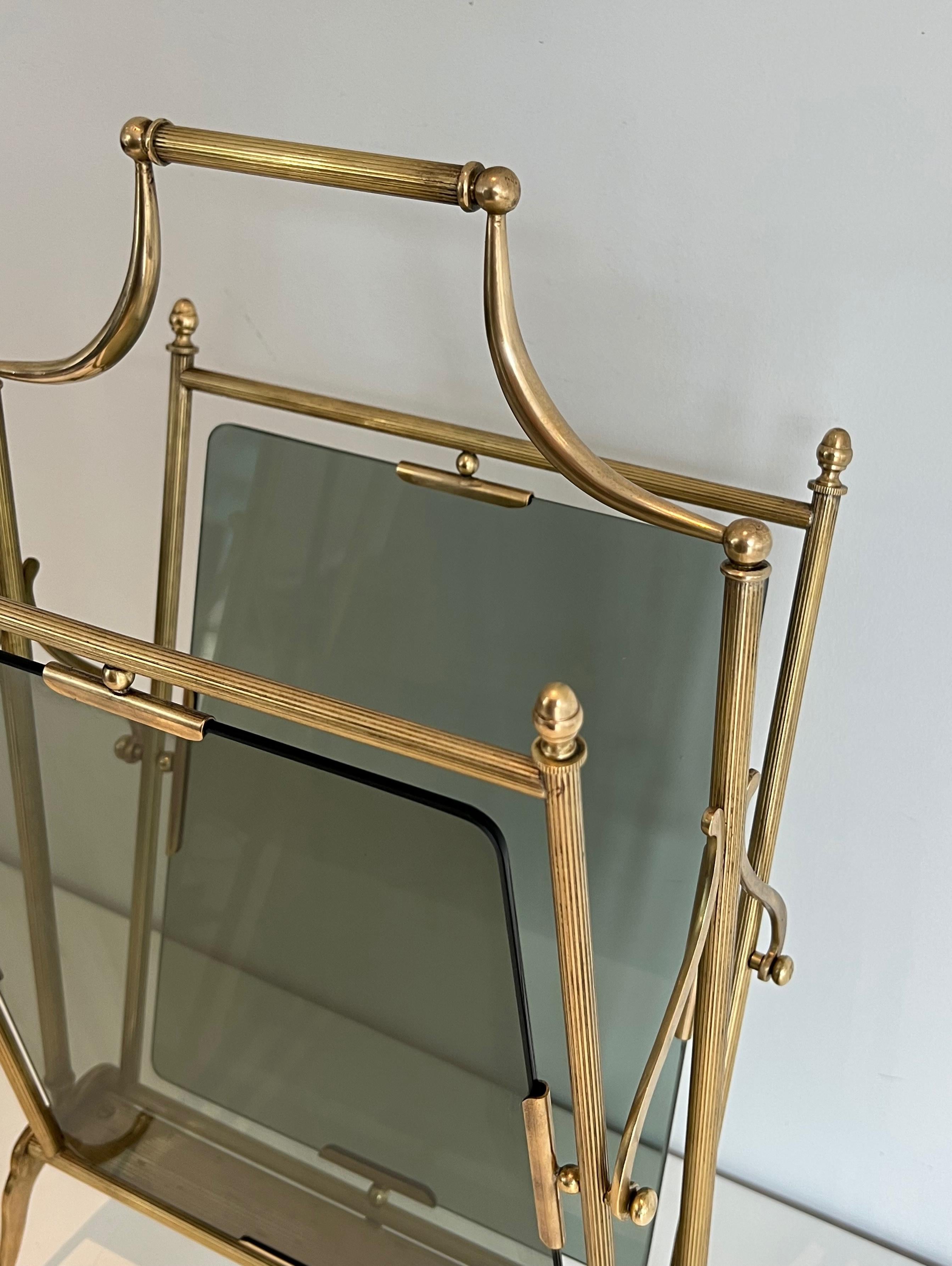 Portariviste in ottone e vetro bluastro in stile neoclassico, Maison Jansen In condizioni buone in vendita a Marcq-en-Barœul, Hauts-de-France