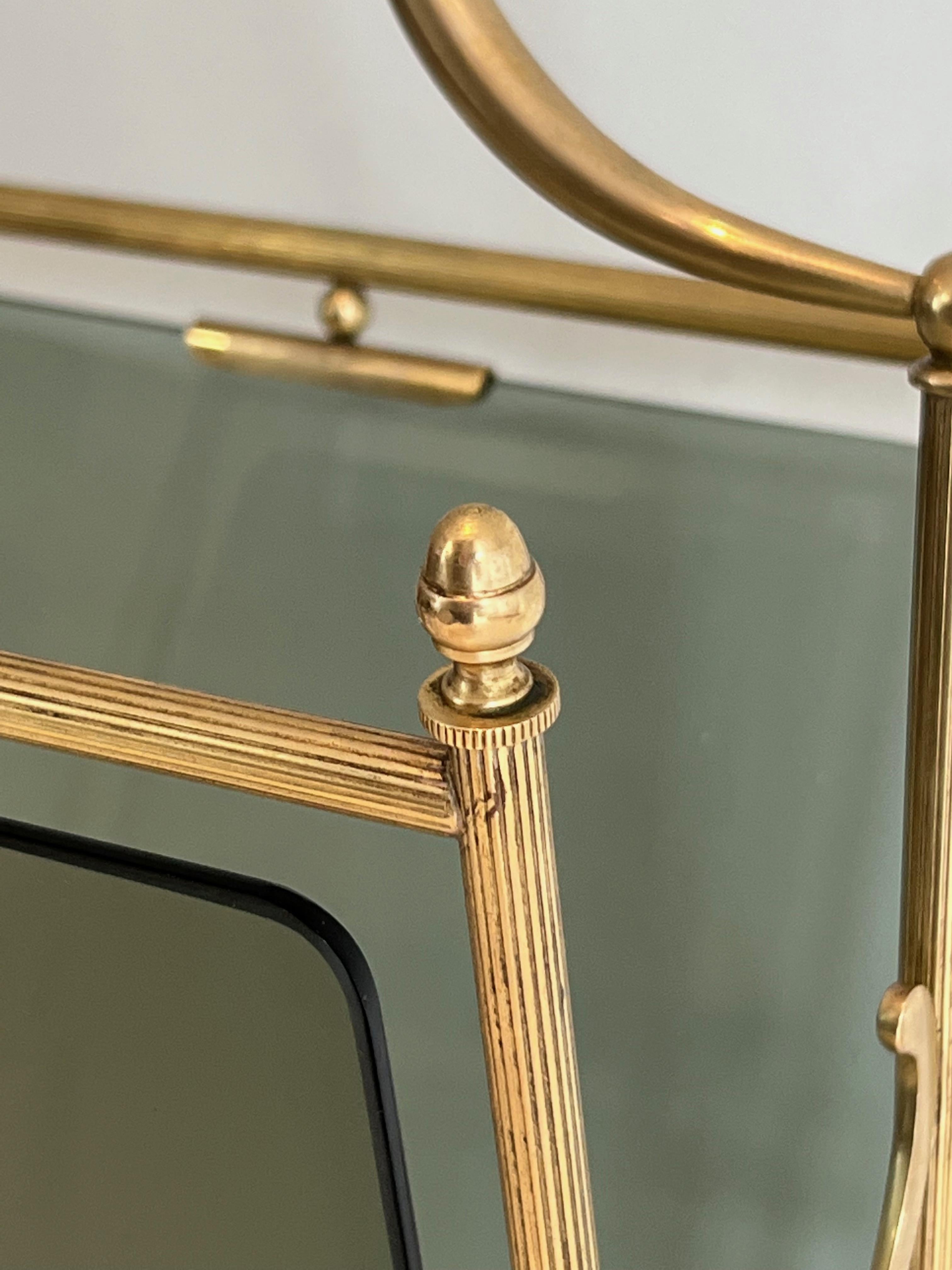 Metà XX secolo Portariviste in ottone e vetro bluastro in stile neoclassico, Maison Jansen in vendita