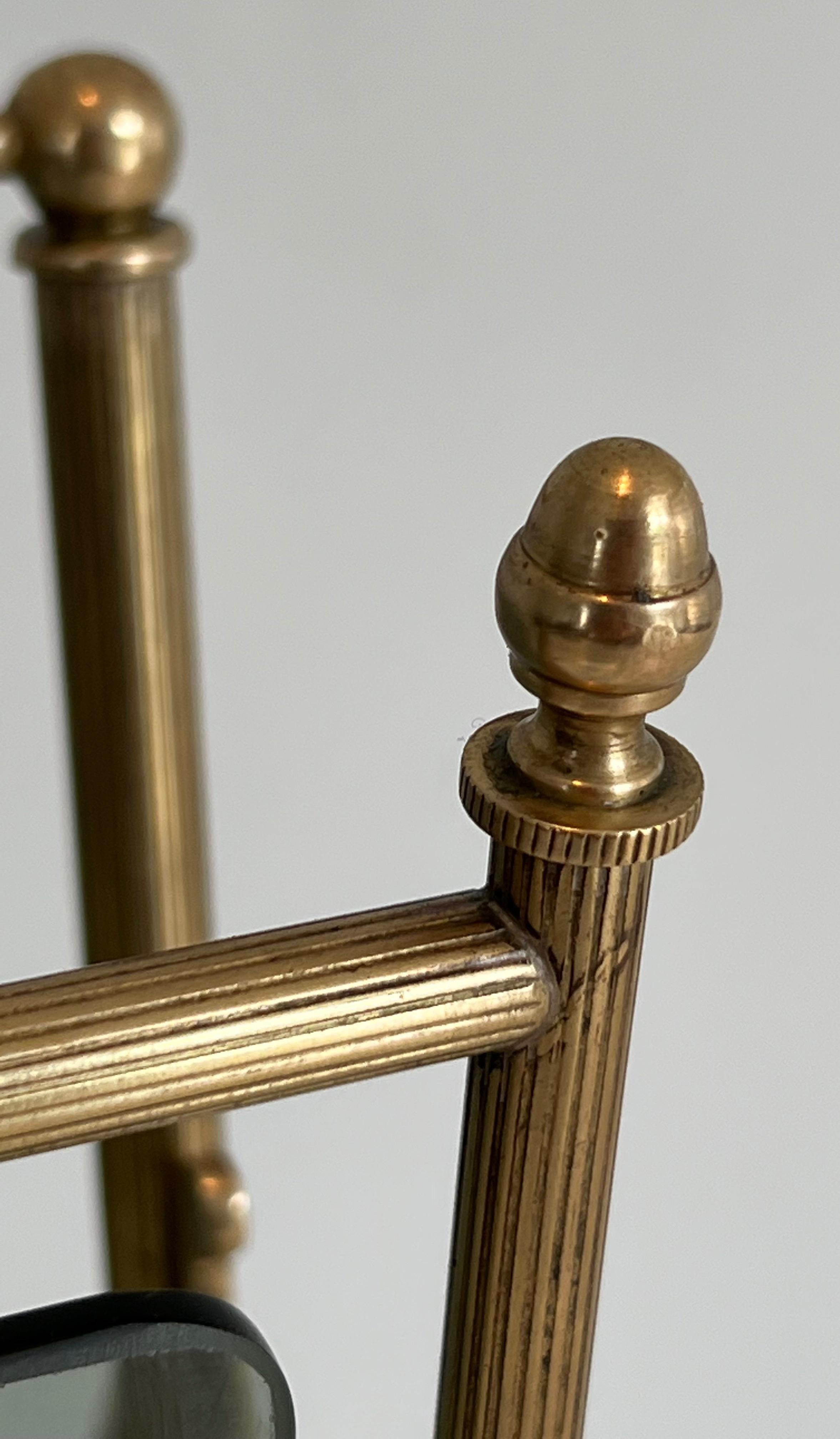 Ottone Portariviste in ottone e vetro bluastro in stile neoclassico, Maison Jansen in vendita