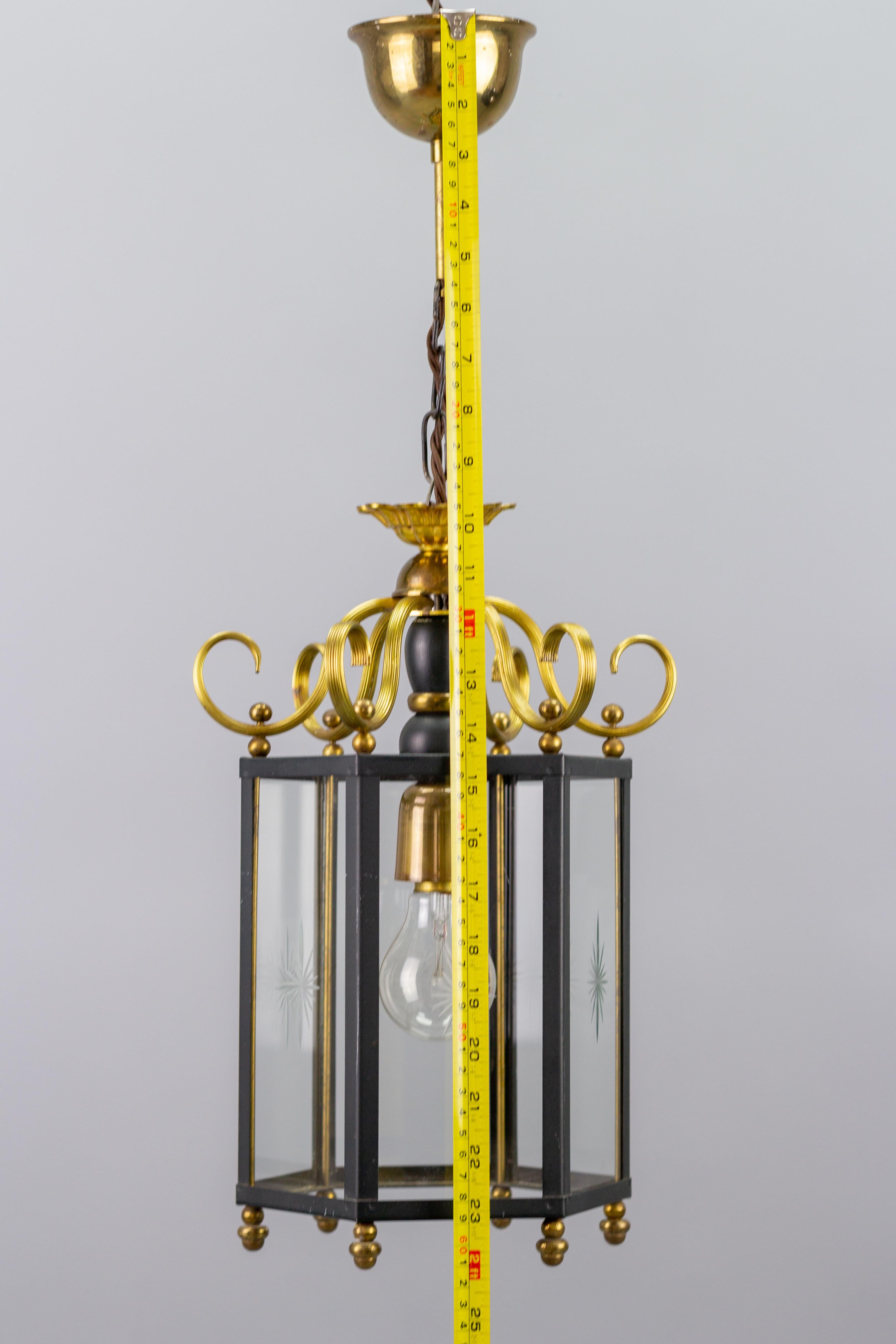 Lanterne de salle suspendue de style néoclassique en laiton et verre en vente 11