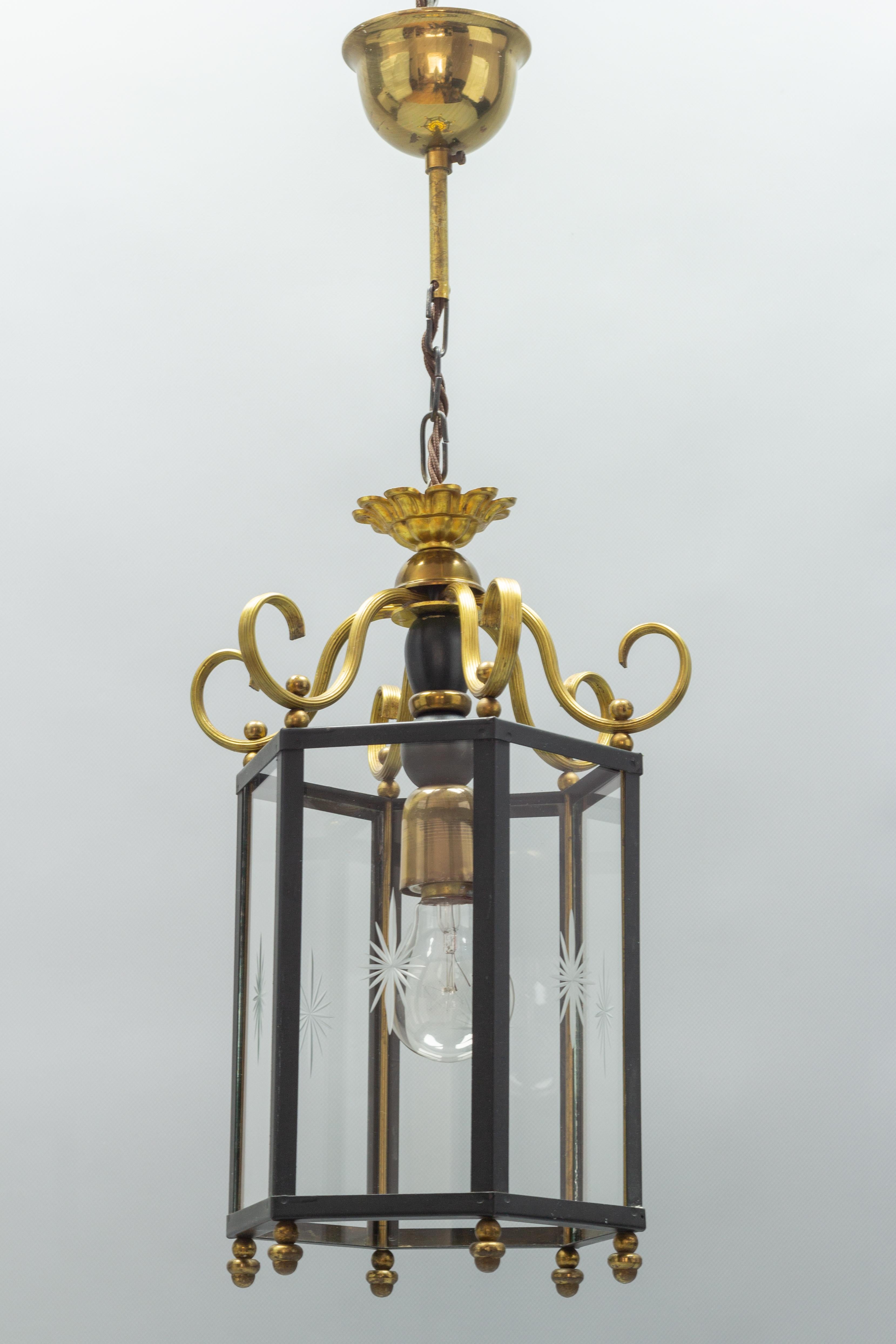 Beautiful French mid-20th century neoclassical style single light interior hanging lantern with six glass panels. Each of the six glass panels has a cut starburst decor.
One socket for E27 (E26) size light bulb.
Dimensions: height: 61 cm / 24.01 in;